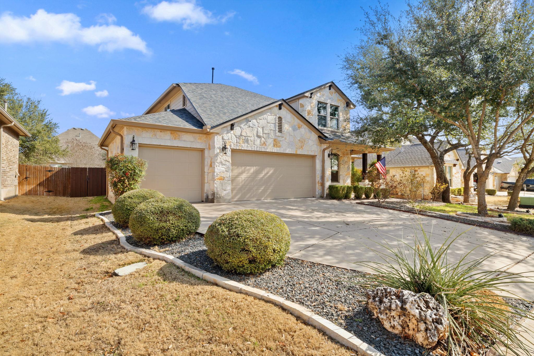 208 Arrezo Ln Property Photo 3
