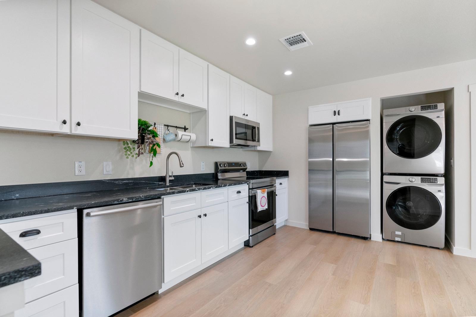 515 E 39th St #2 Property Photo 11
