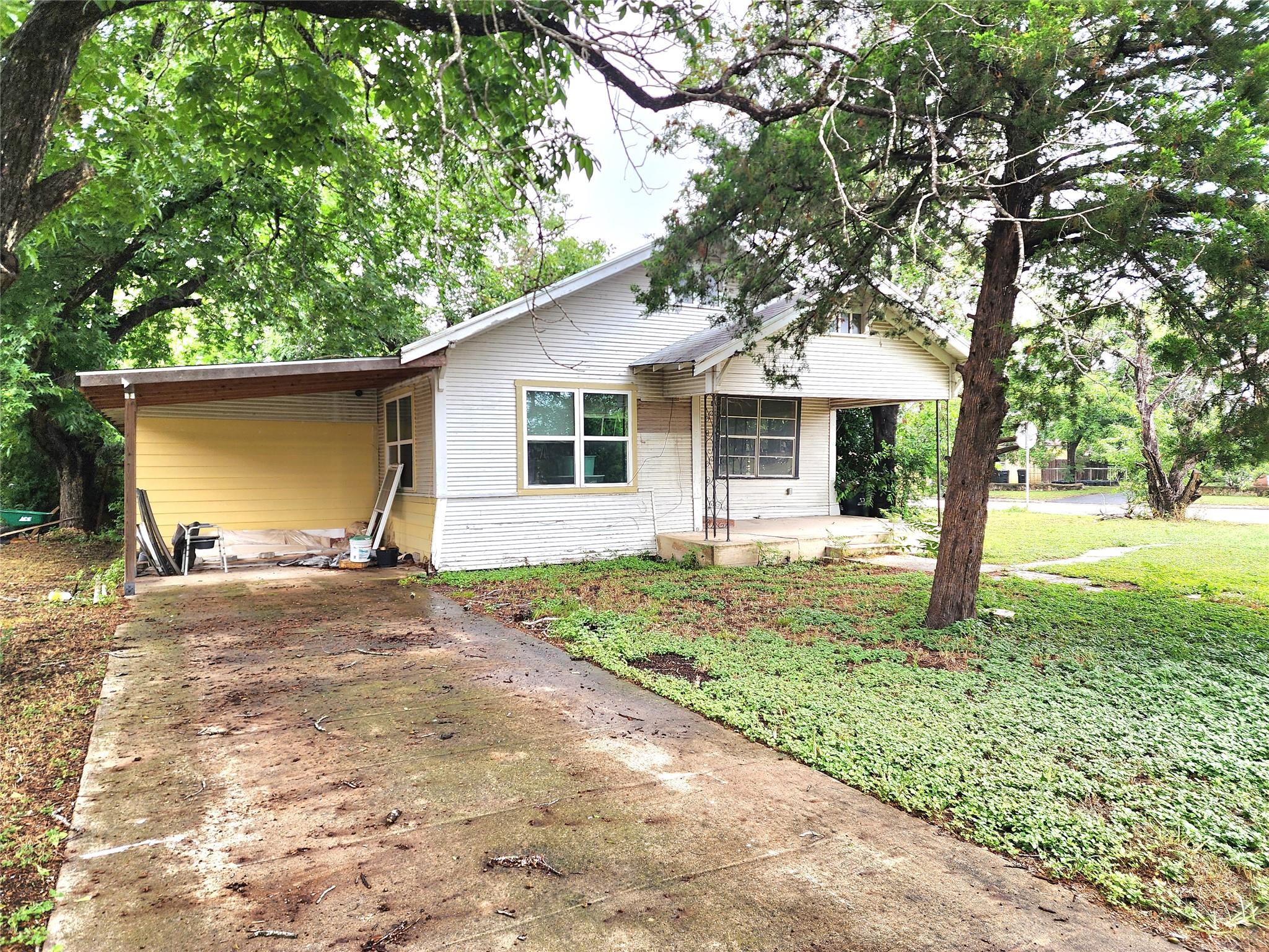 123 E Davis St Property Photo 3