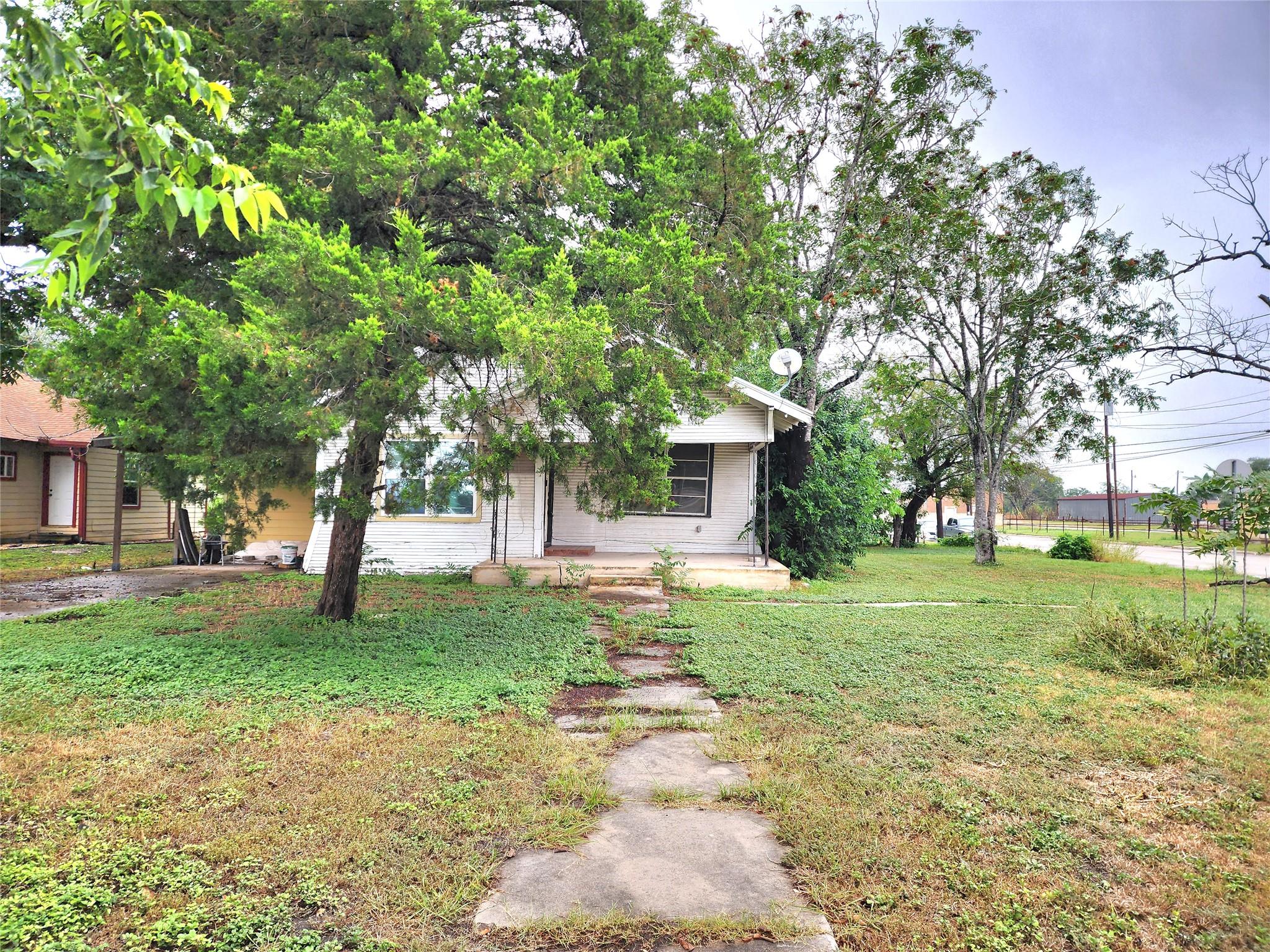 123 E Davis St Property Photo 4