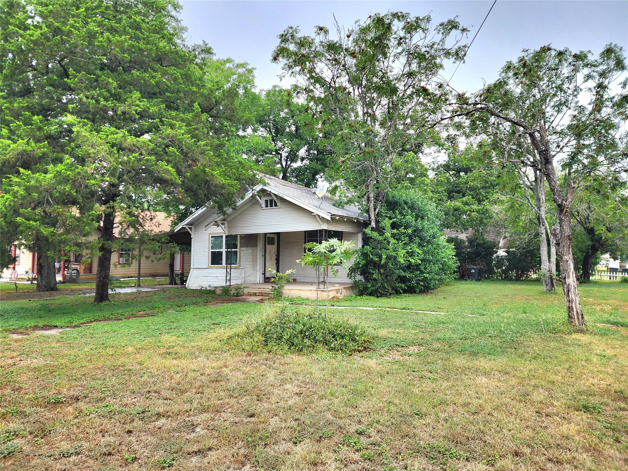 123 E Davis St Property Photo 5
