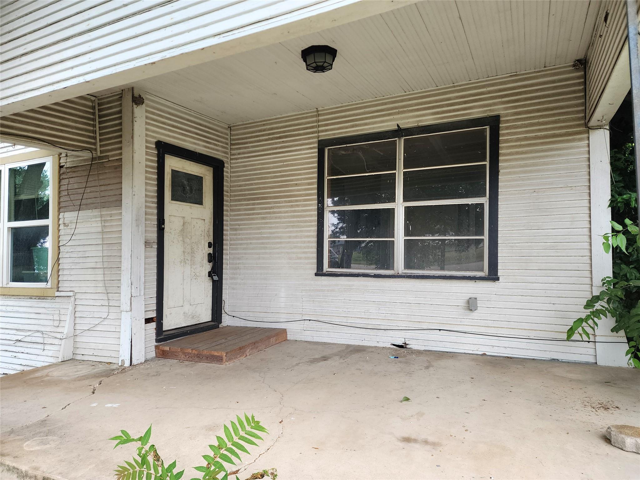 123 E Davis St Property Photo 6