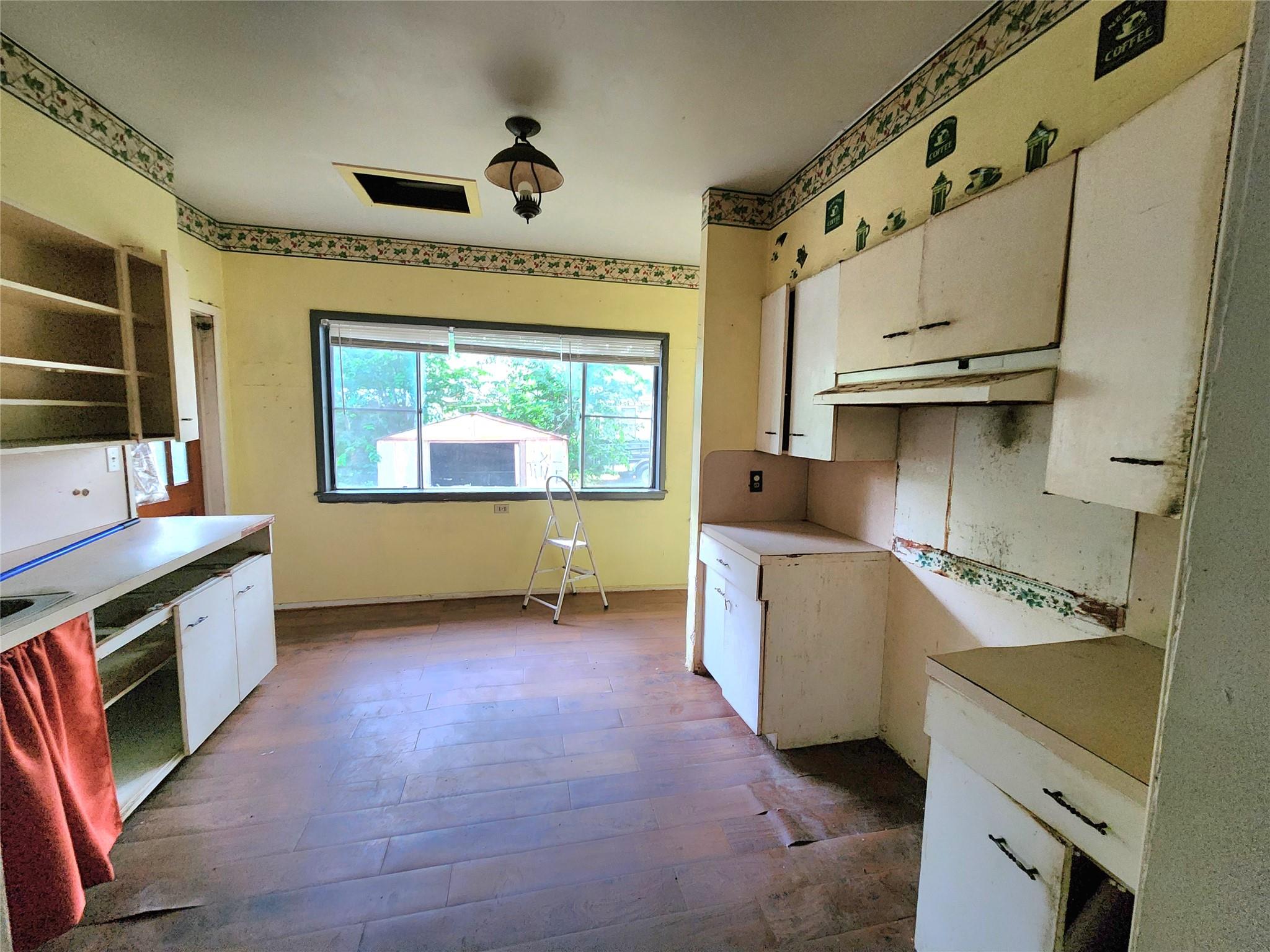 123 E Davis St Property Photo 12