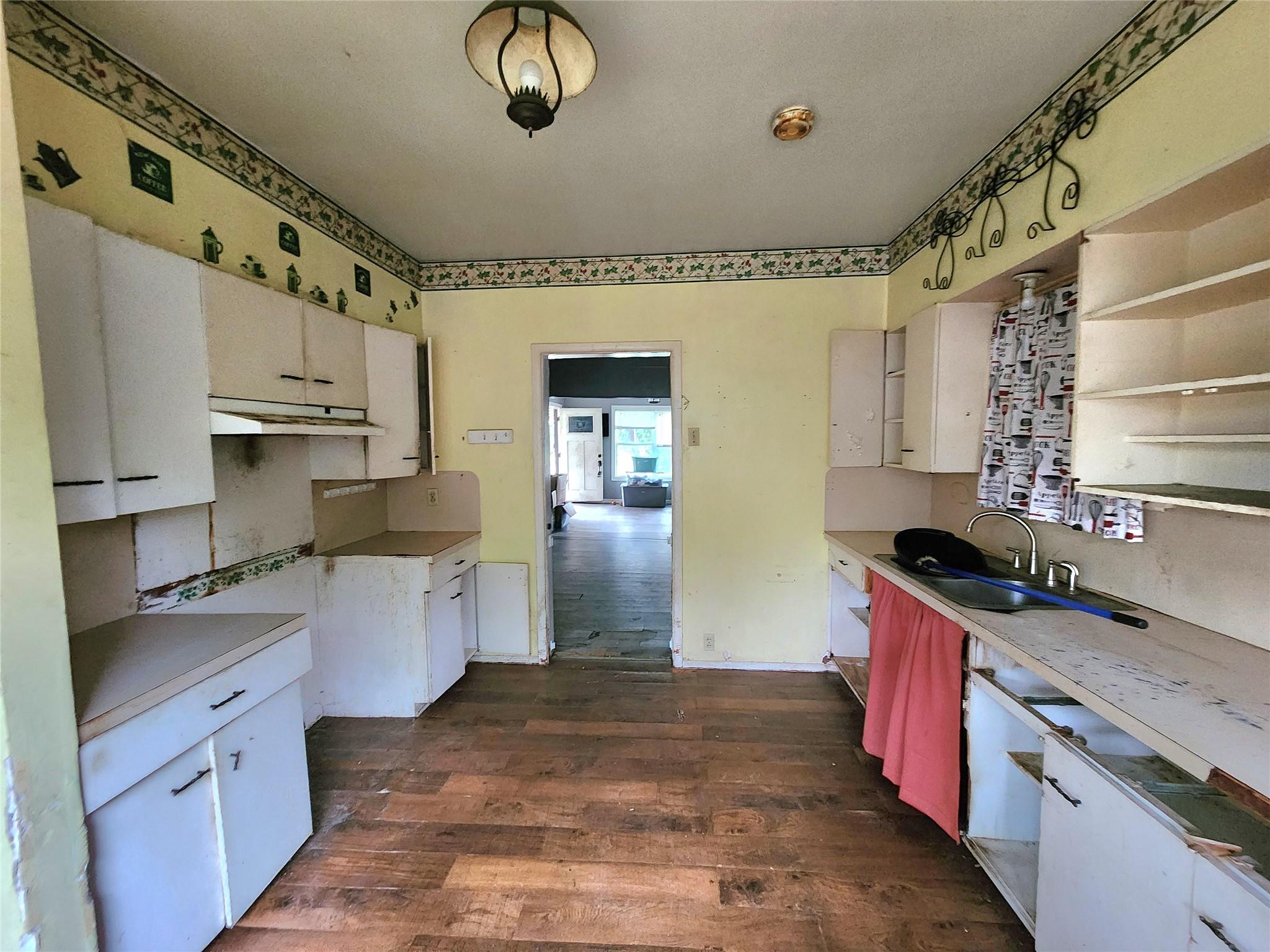 123 E Davis St Property Photo 13