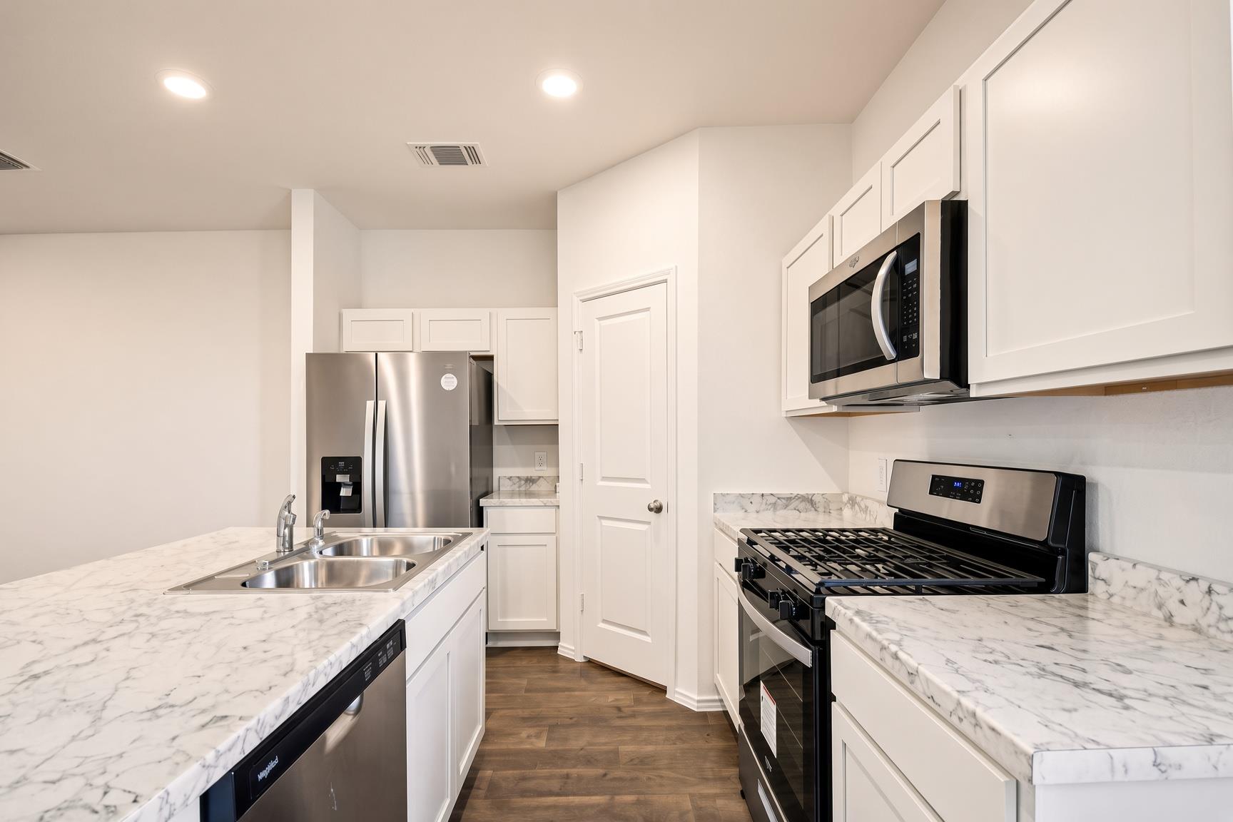 599 Arnold Loop #b Property Photo 4