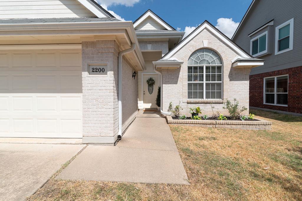 2200 Grove Dr Property Photo 2