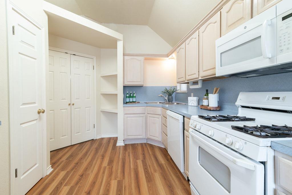 2200 Grove Dr Property Photo 8