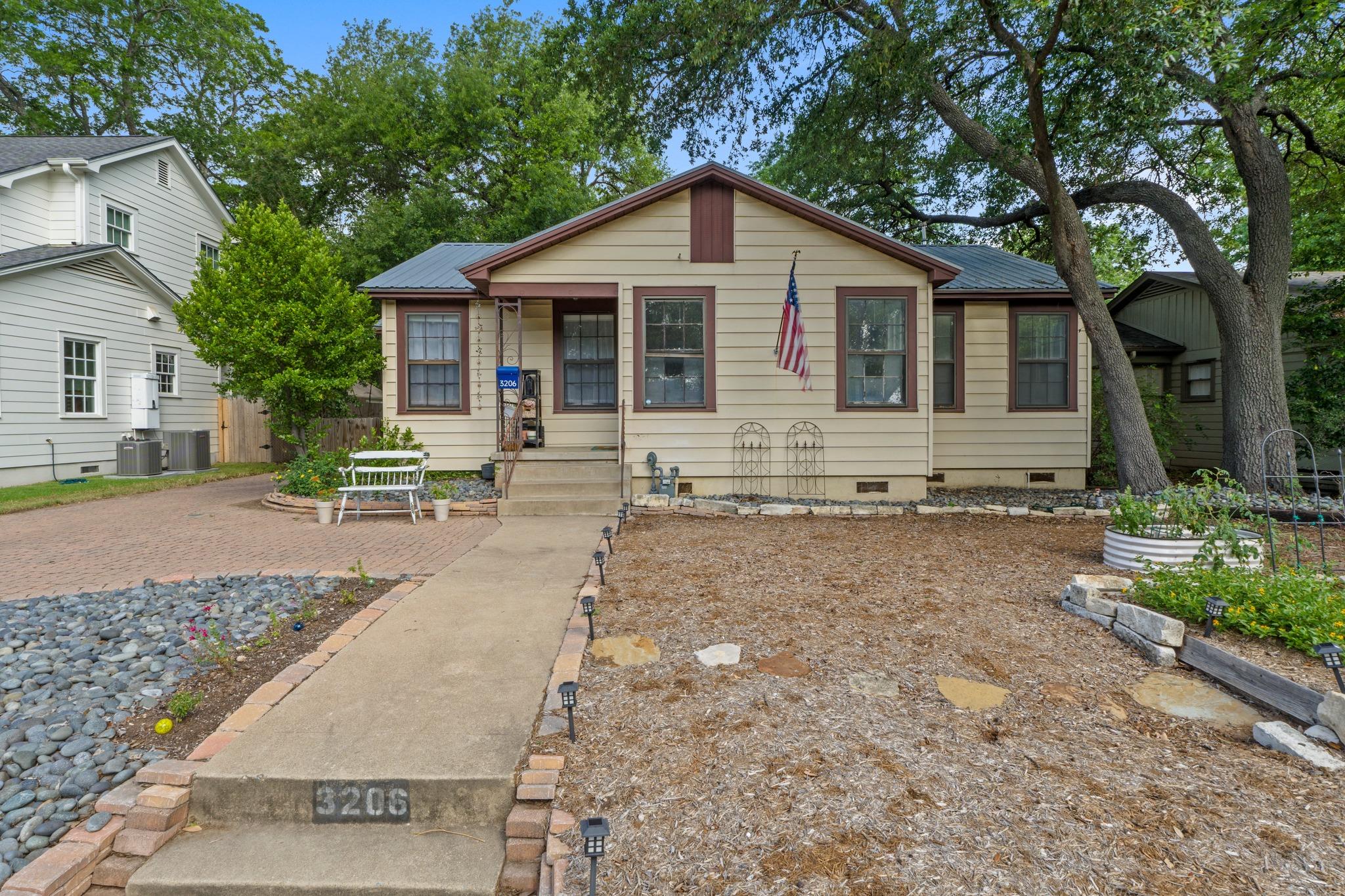3206 Kerbey Ln Property Photo 2