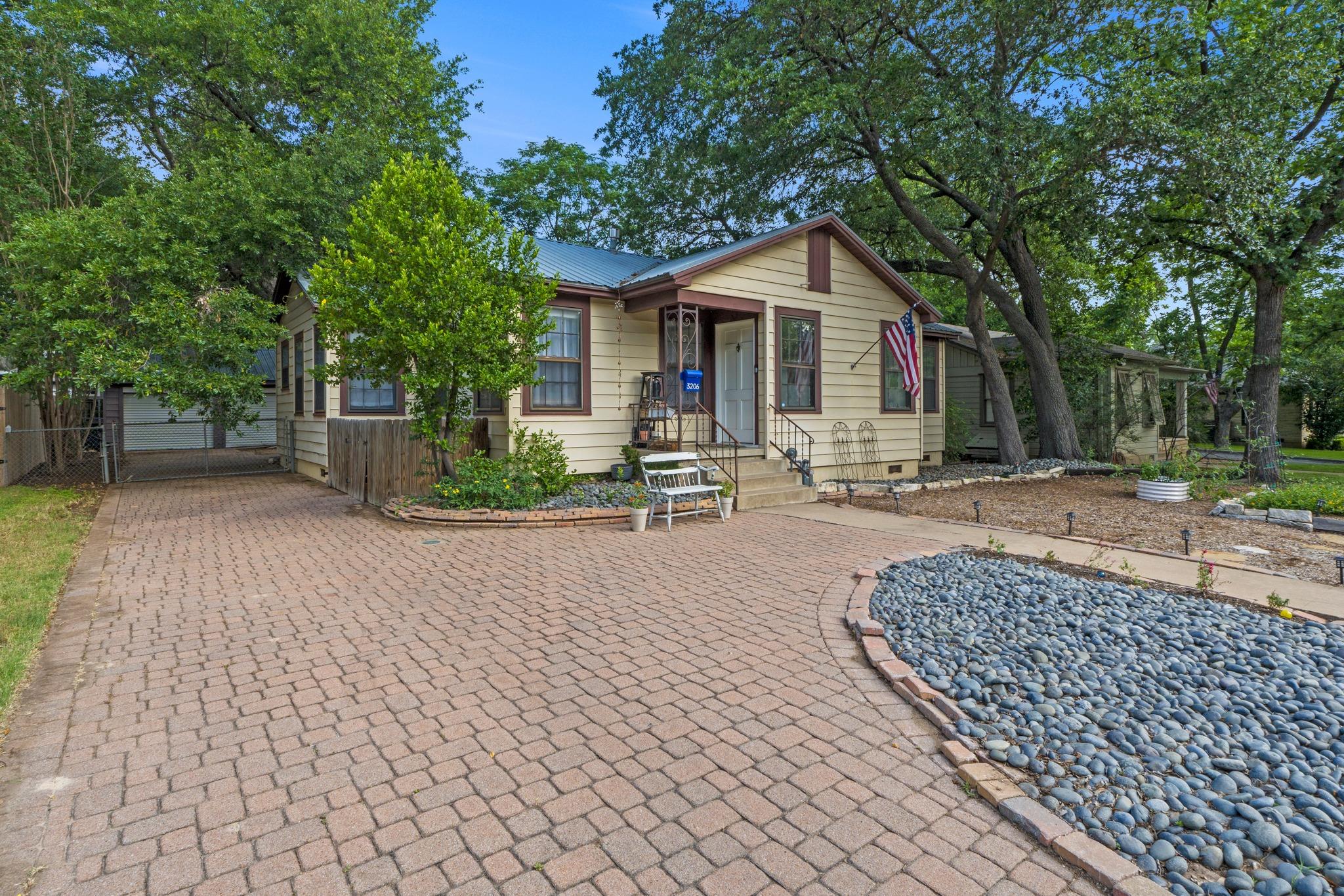 3206 Kerbey Ln Property Photo 4