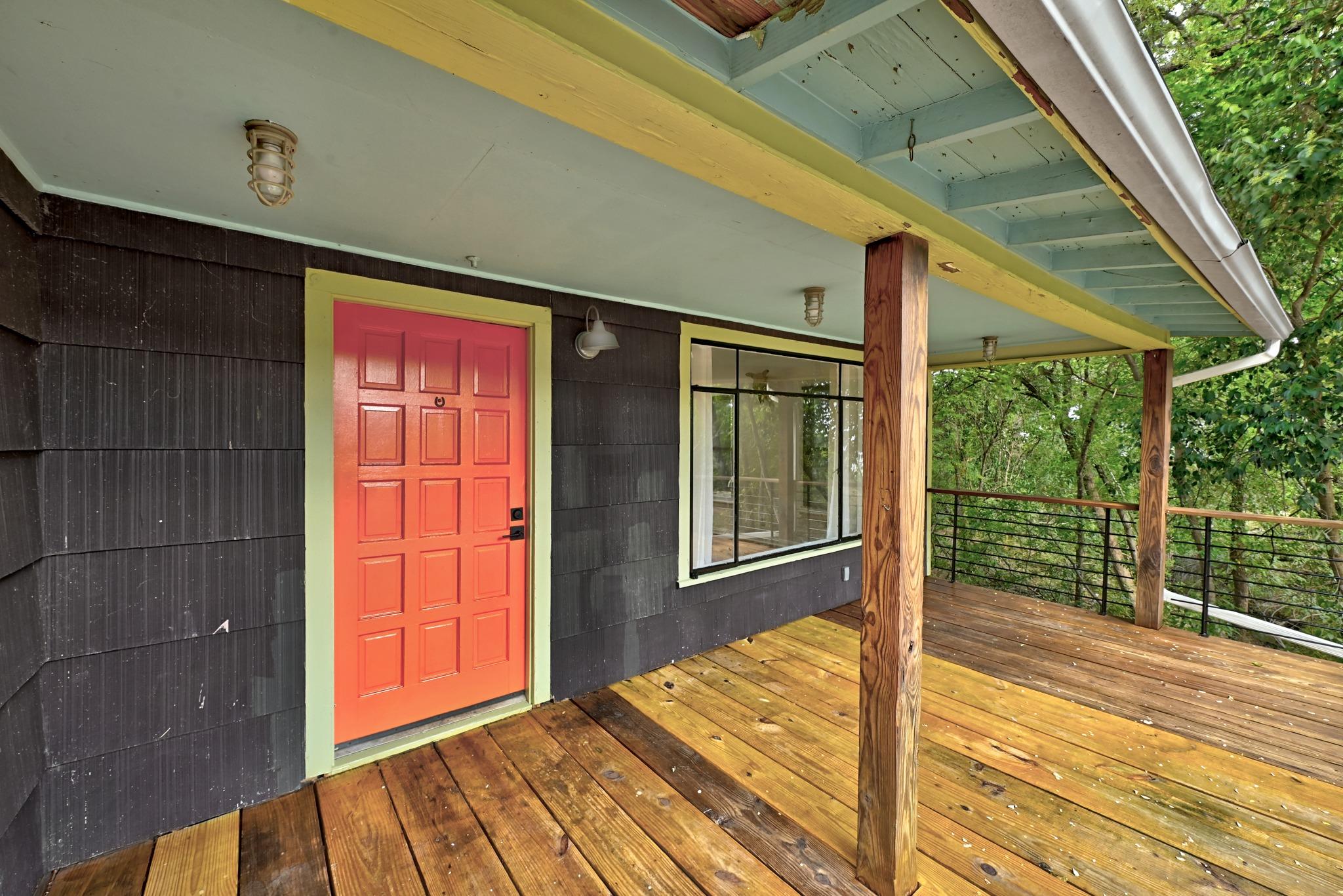 1306 Delano St Property Photo 2