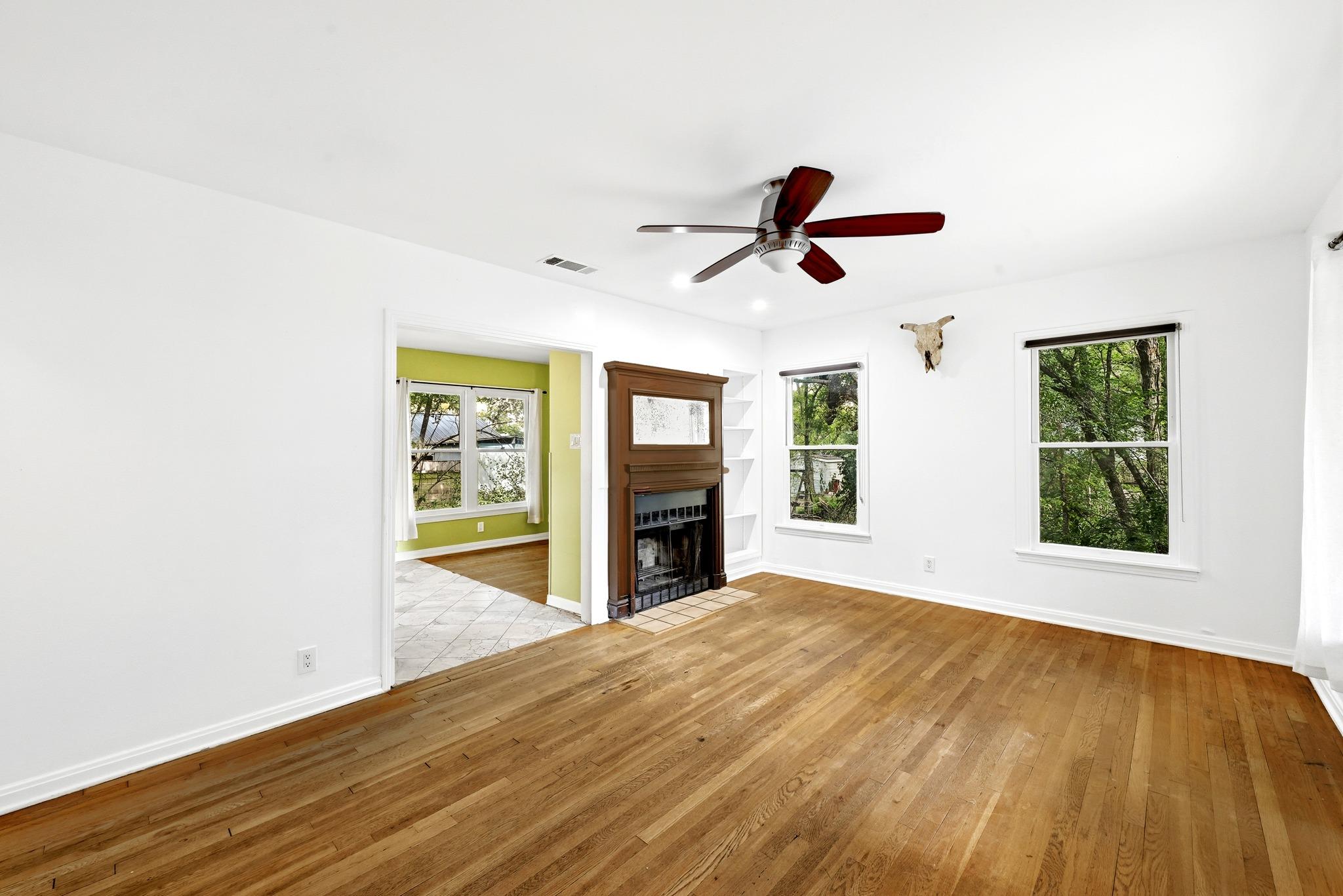 1306 Delano St Property Photo 3