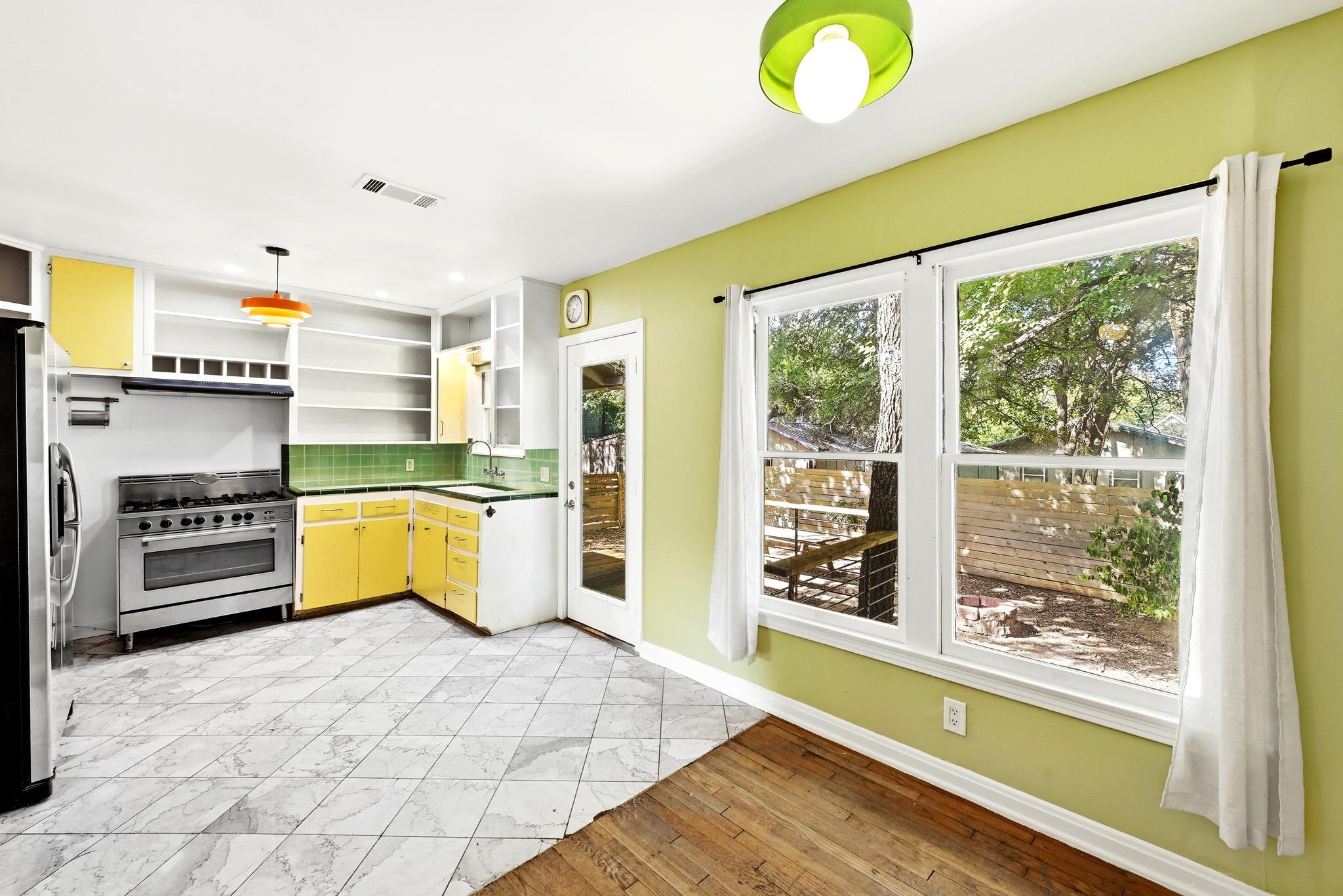 1306 Delano St Property Photo 8
