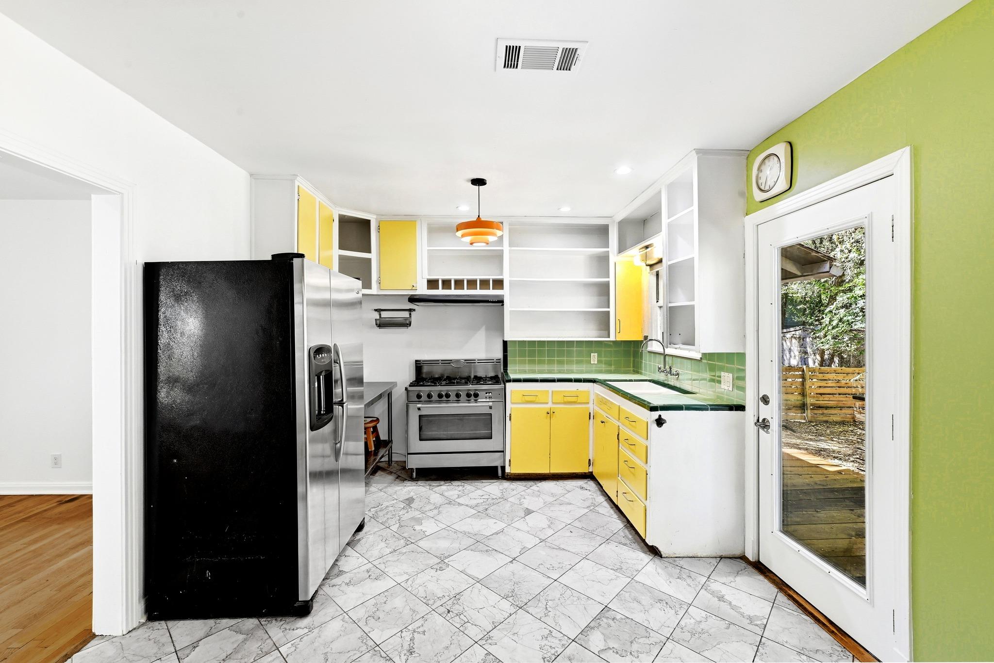 1306 Delano St Property Photo 9