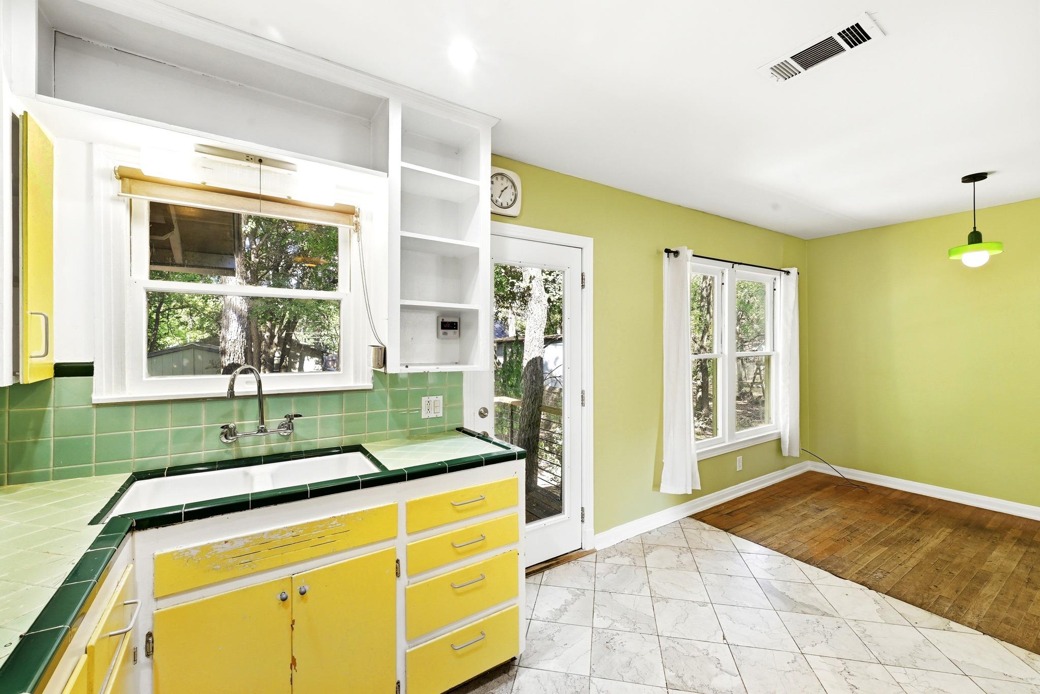 1306 Delano St Property Photo 13
