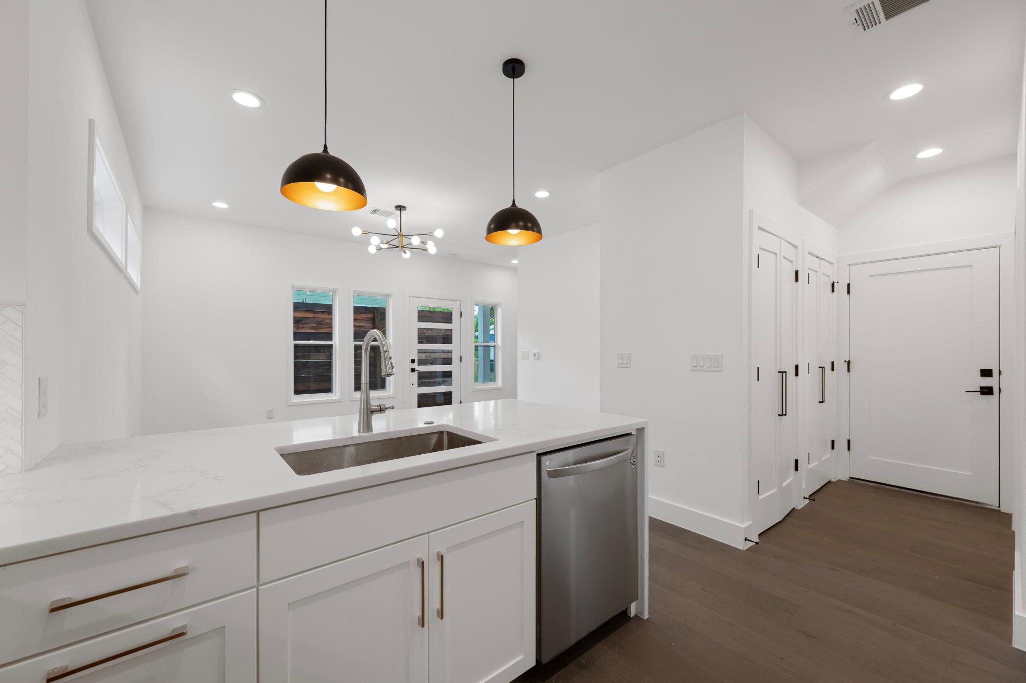 1204 W 51st St #2 Property Photo 17