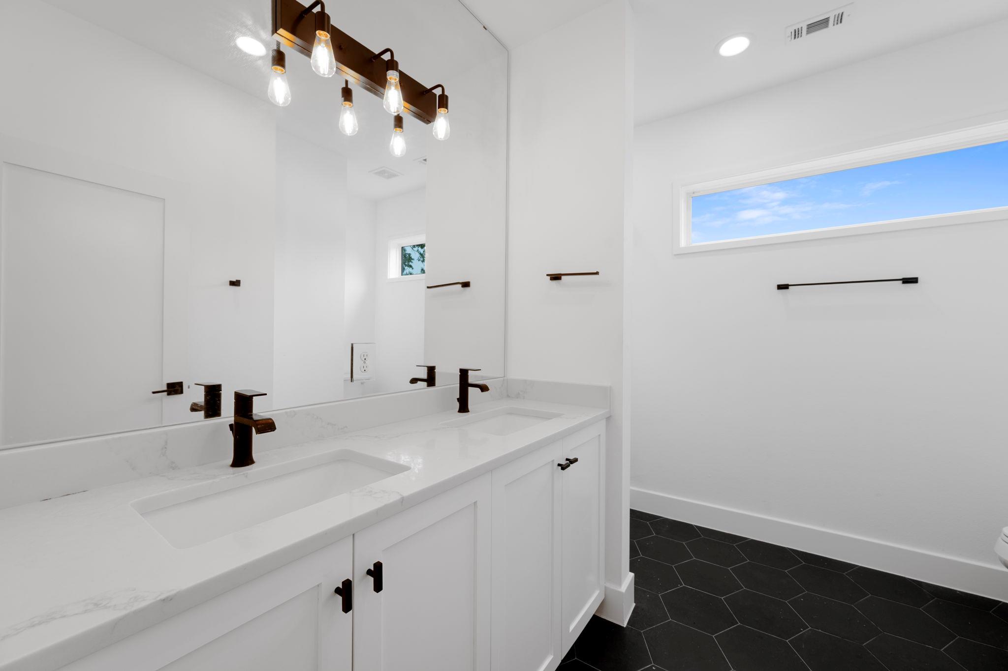 1204 W 51st St #2 Property Photo 25