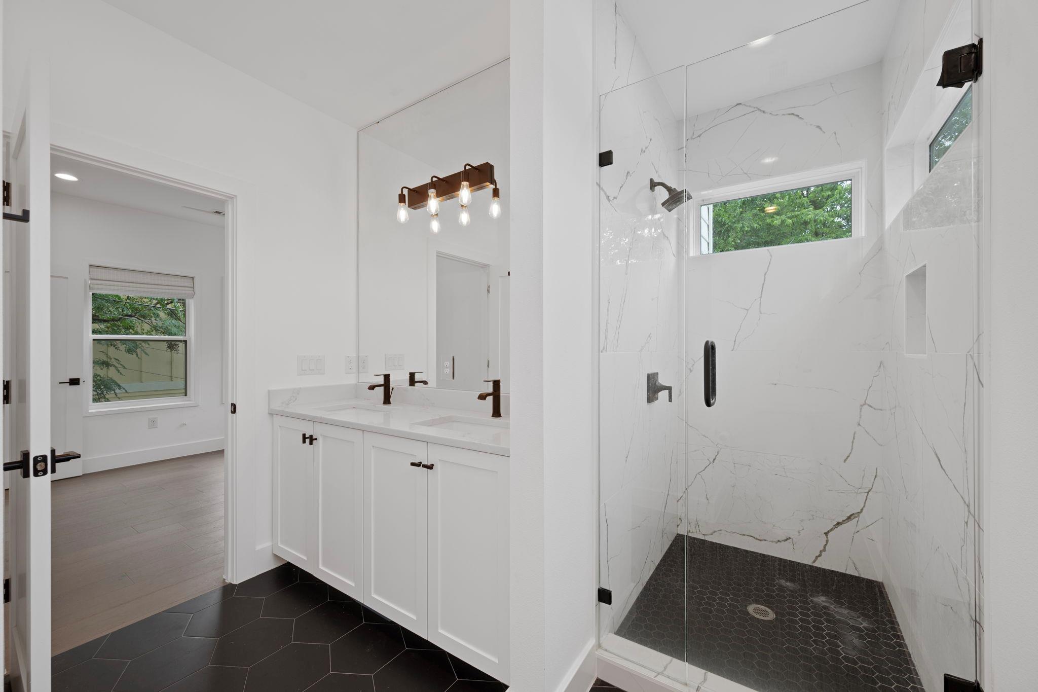 1204 W 51st St #2 Property Photo 26