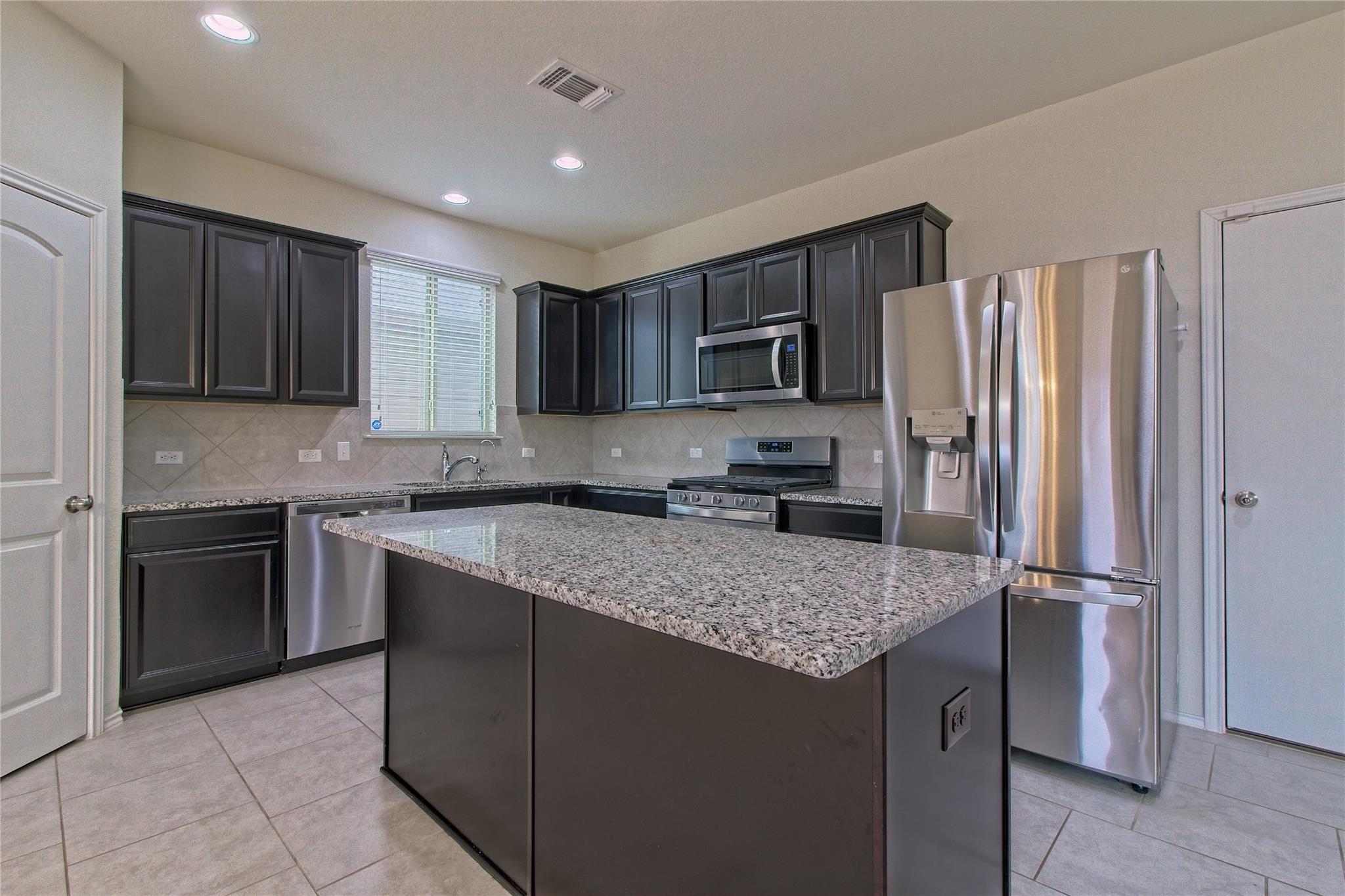 521 Staton St Property Photo 4