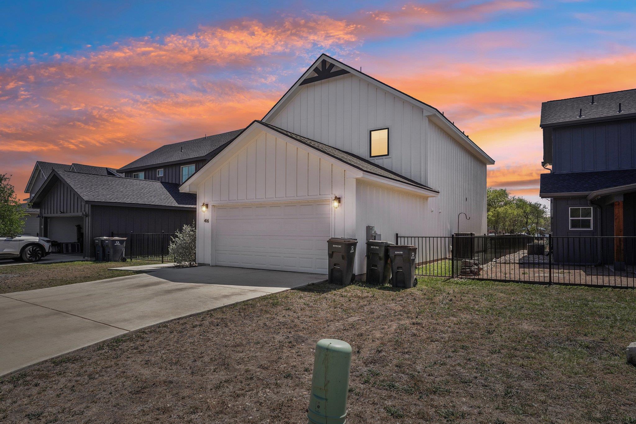 416 Stagecoach Trl Property Photo 2