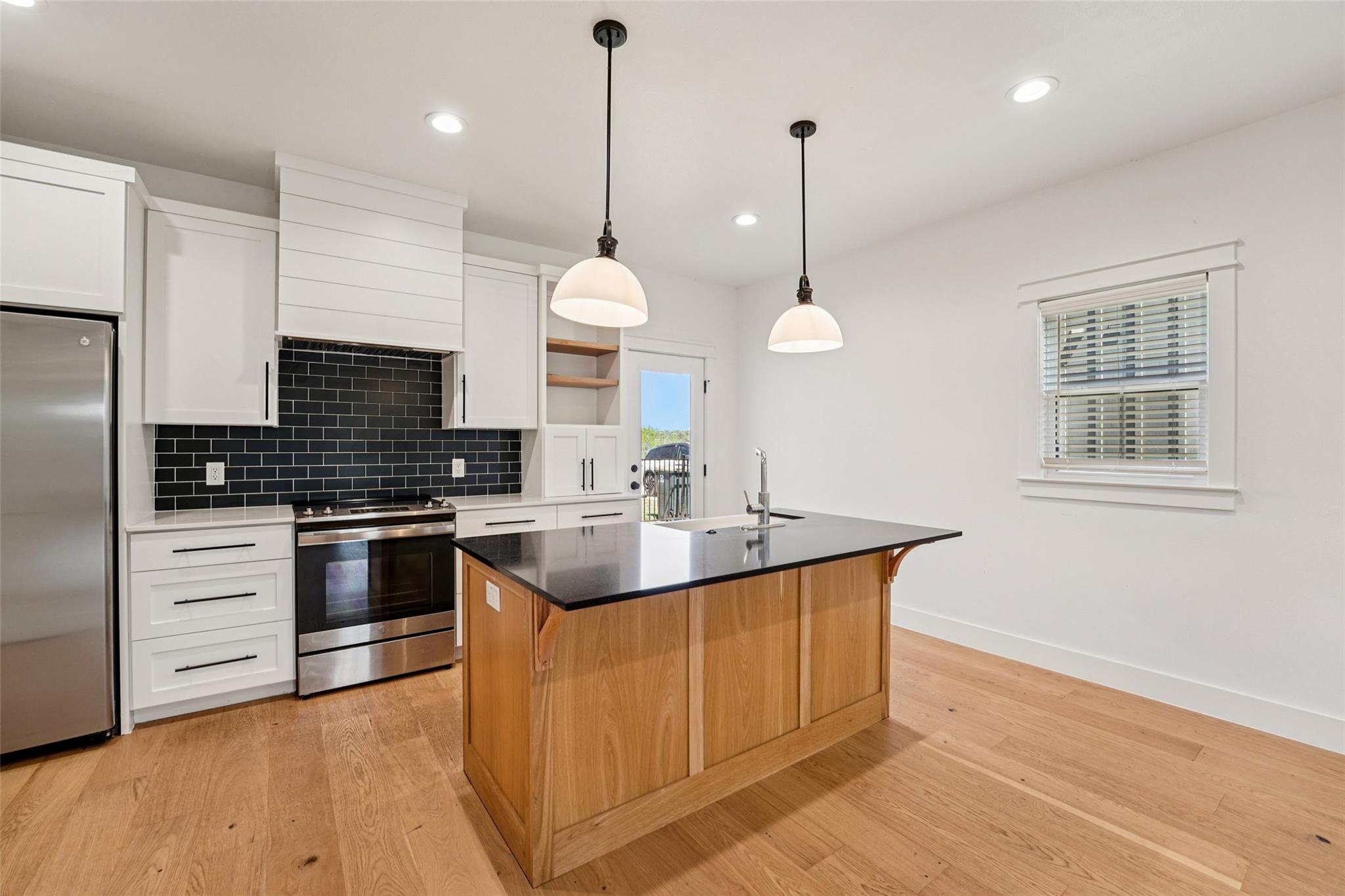 416 Stagecoach Trl Property Photo 4