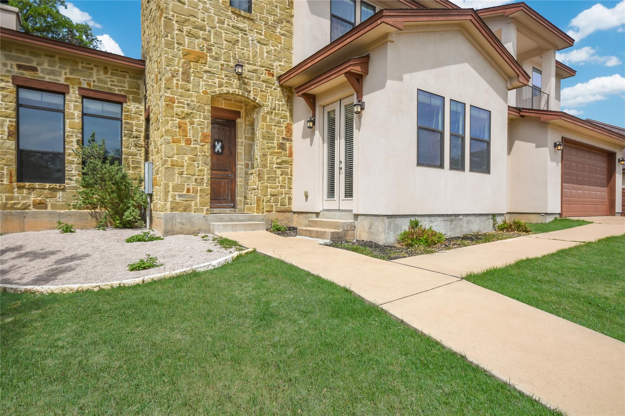 18400 Lakepoint Cv Property Photo 2