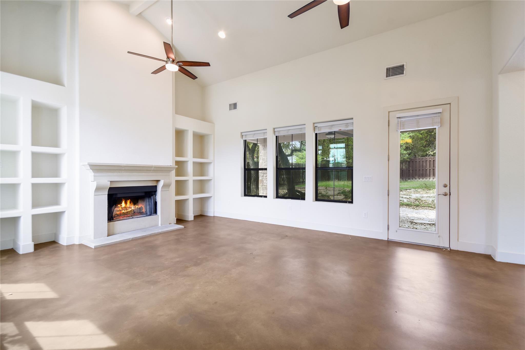 18400 Lakepoint Cv Property Photo 3