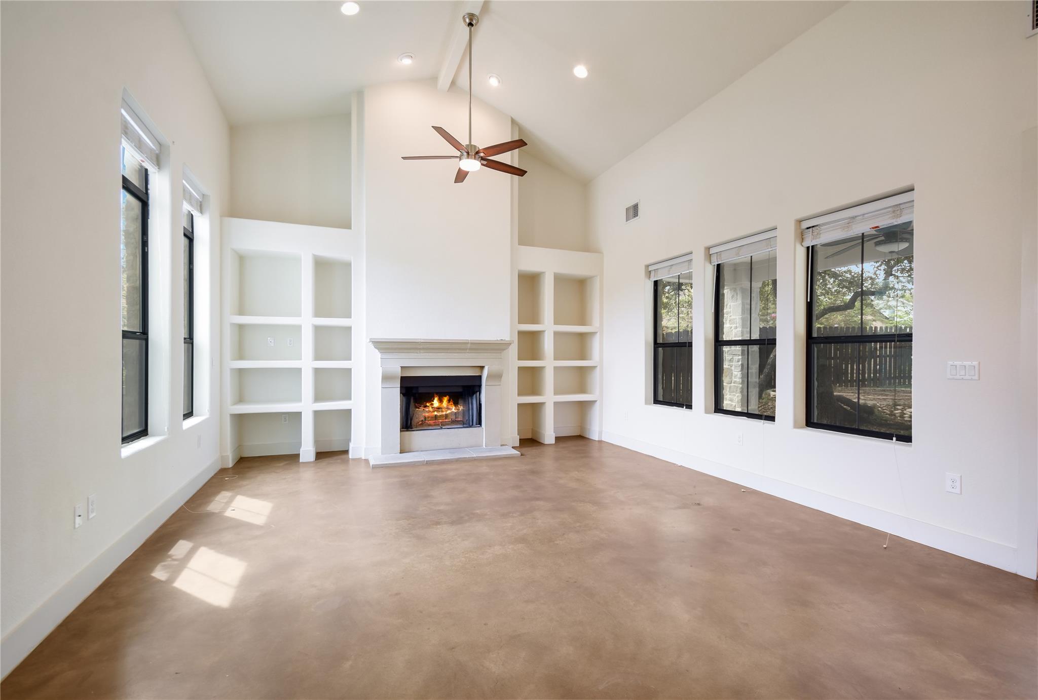 18400 Lakepoint Cv Property Photo 4