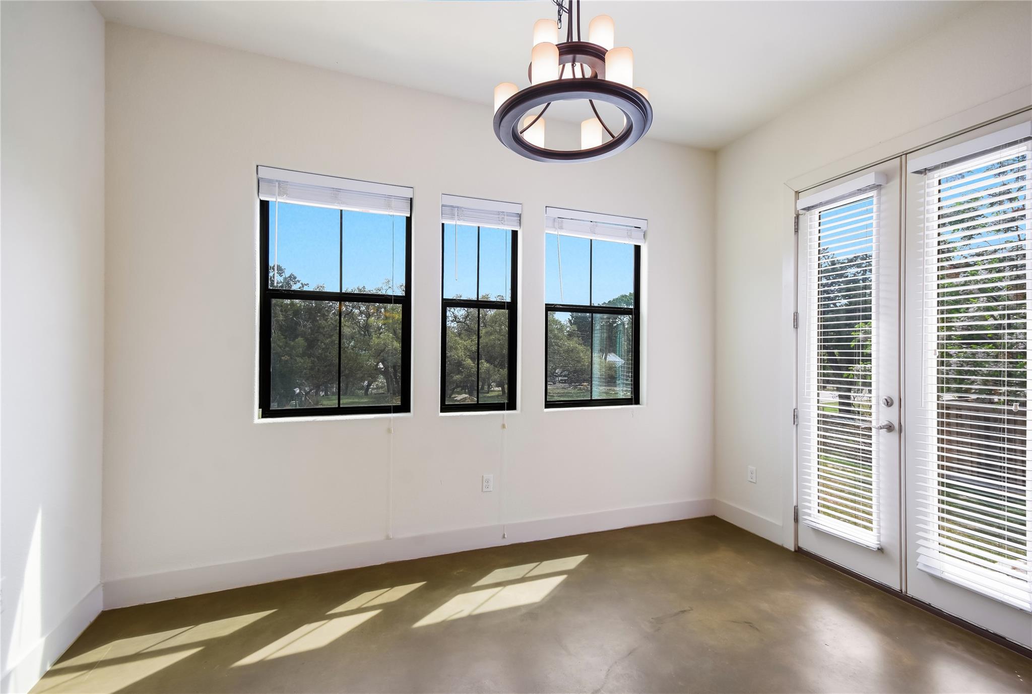 18400 Lakepoint Cv Property Photo 11
