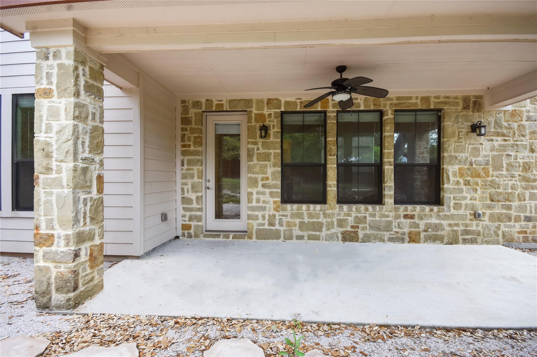 18400 Lakepoint Cv Property Photo 22