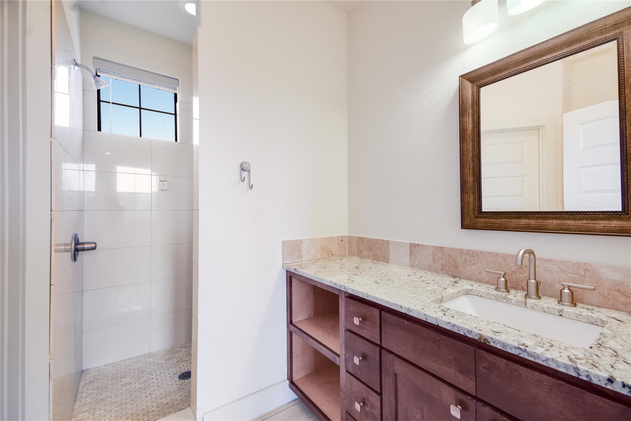 18400 Lakepoint Cv Property Photo 28