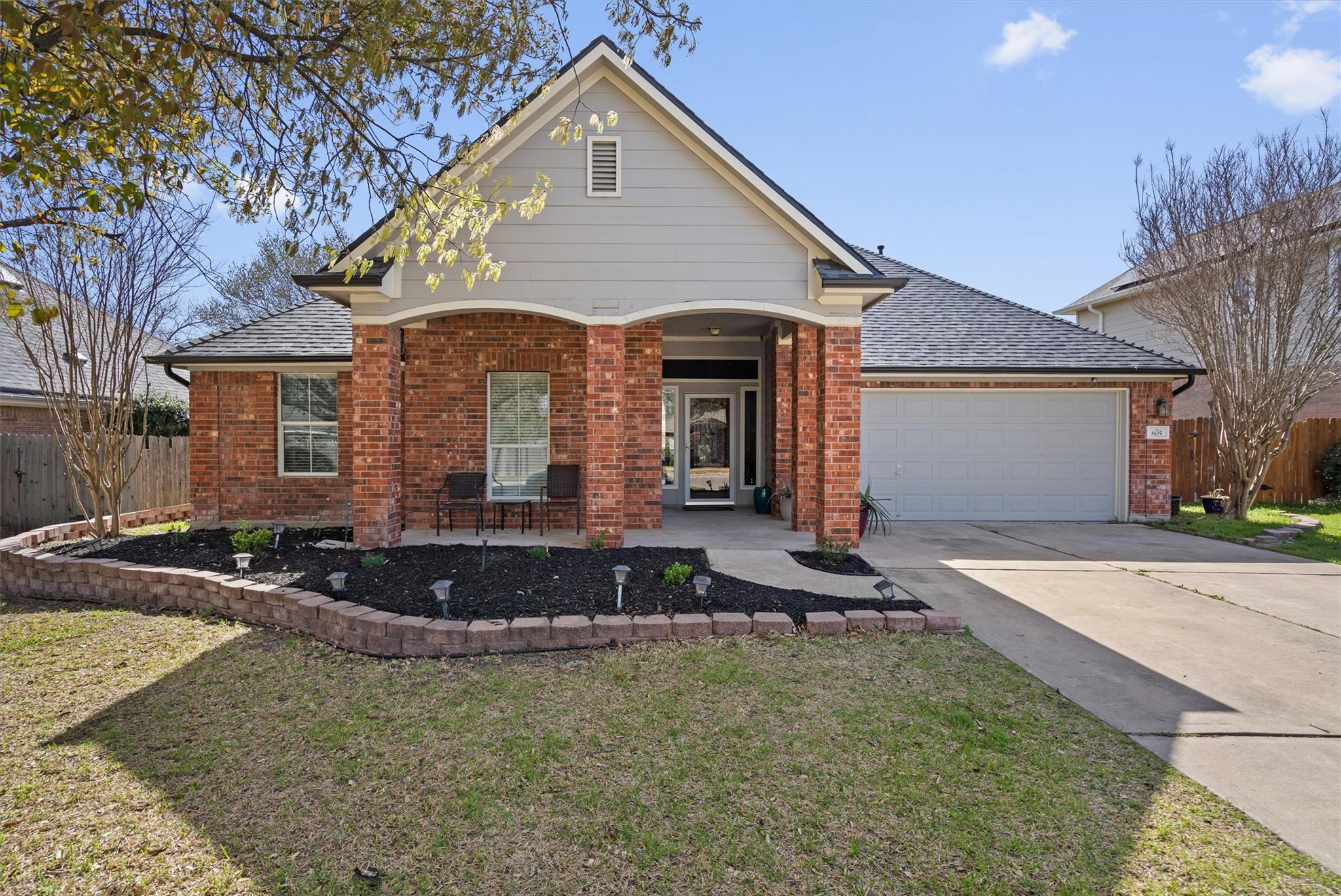 805 E Oxford Dr Property Photo