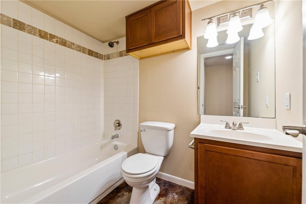301 W 38th St #106 Property Photo 11