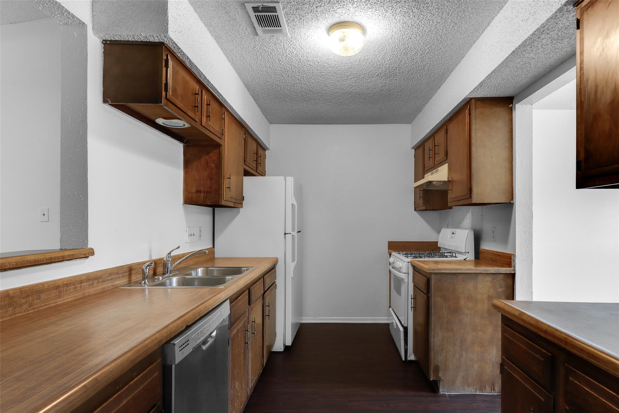 656 Mairo St Property Photo 6