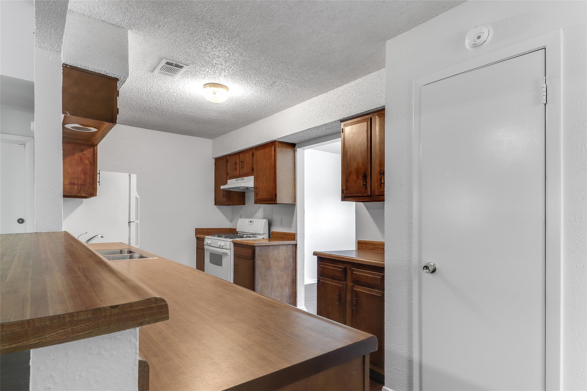 656 Mairo St Property Photo 8