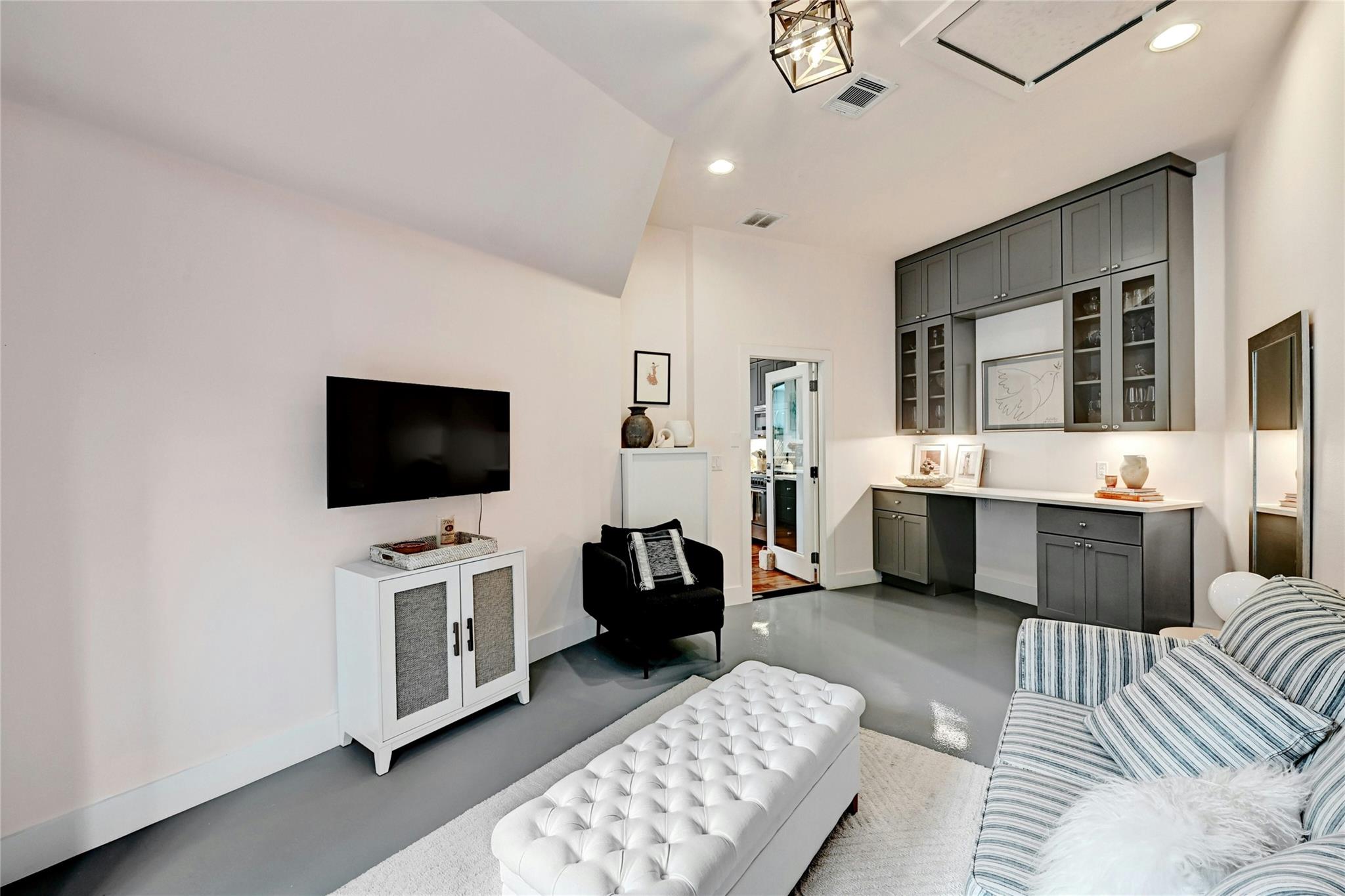 1407 Parkinson Dr 2 Property Photo 11