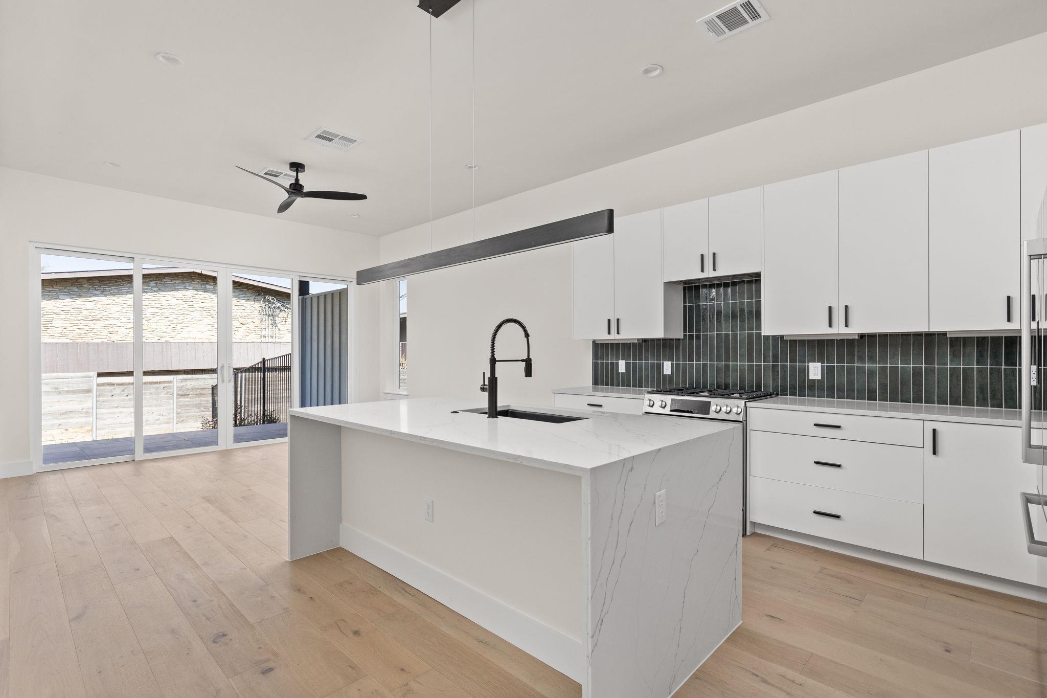 1402 Summit St #b Property Photo 7