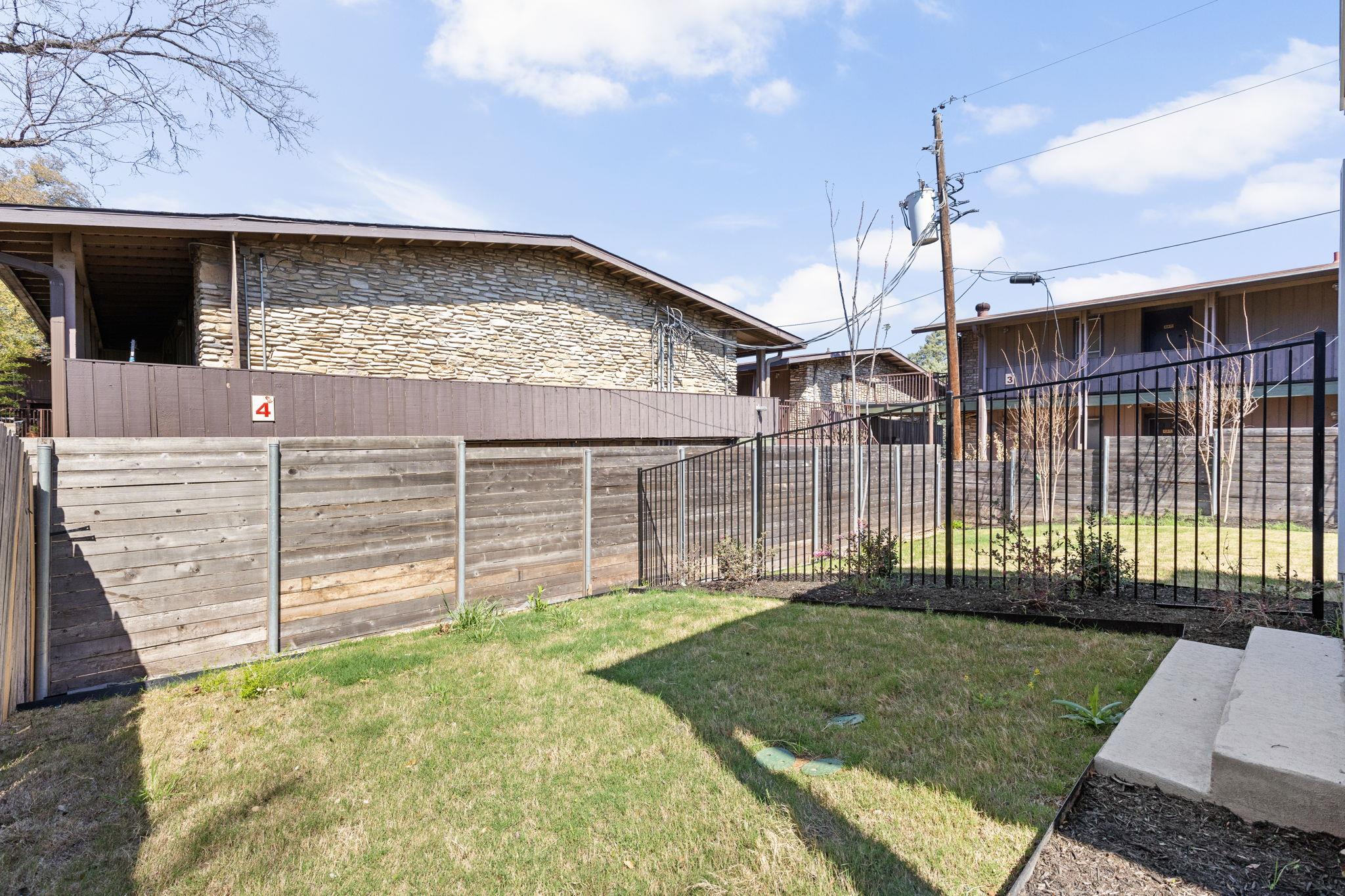 1402 Summit St #b Property Photo 35