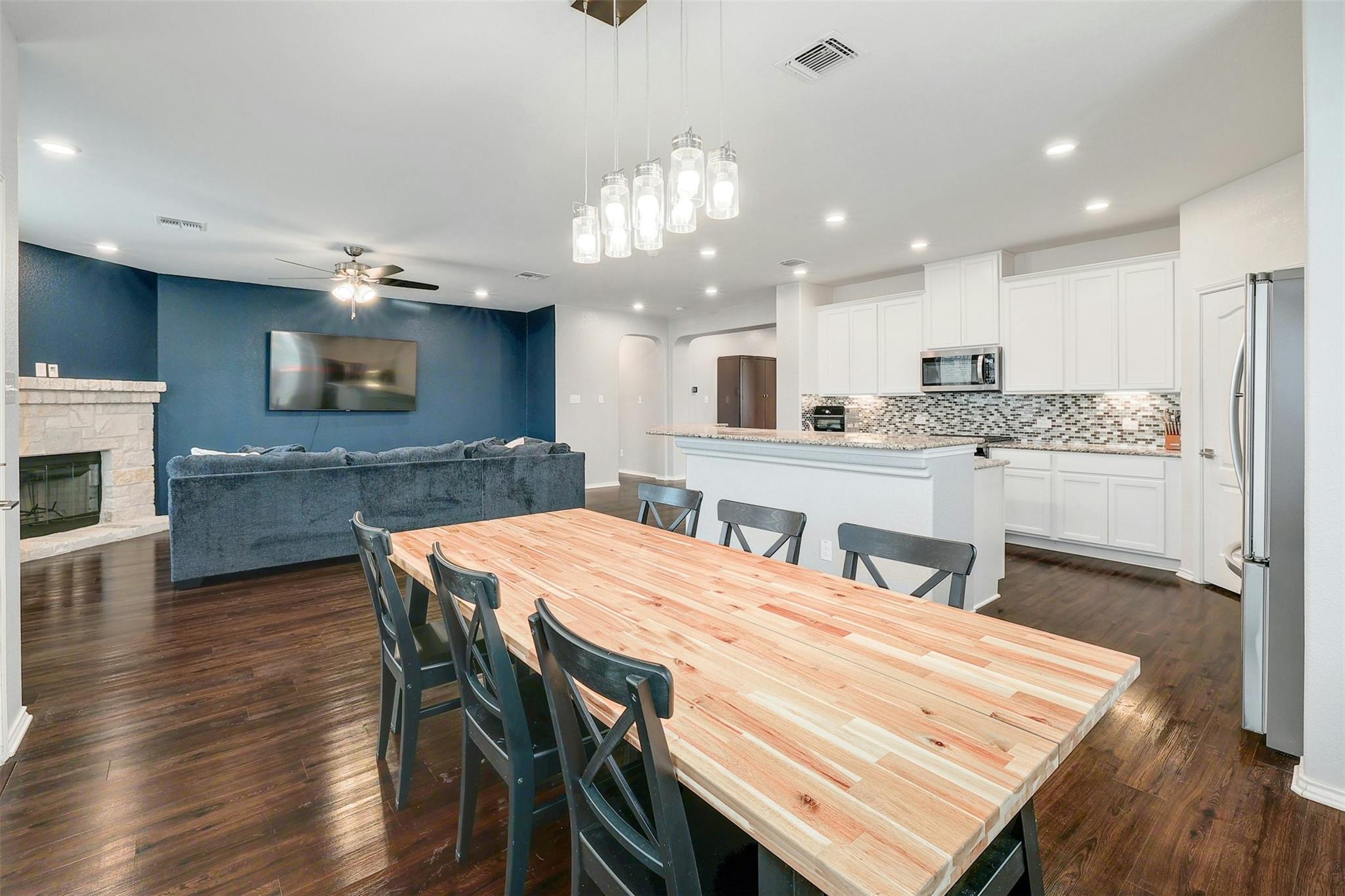 1228 Brenham Ln Property Photo 4