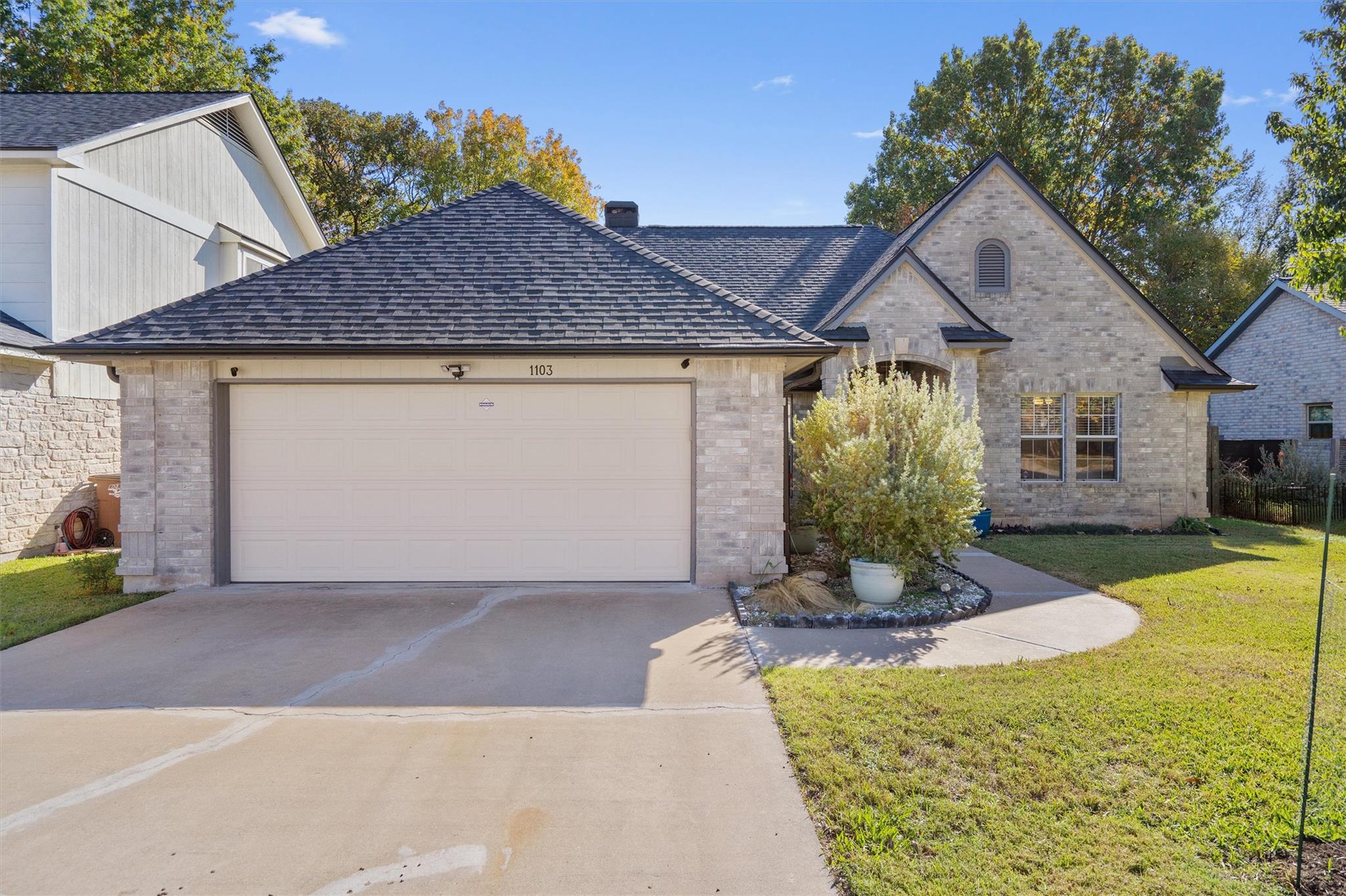 1103 Riverlawn Dr Property Photo 1