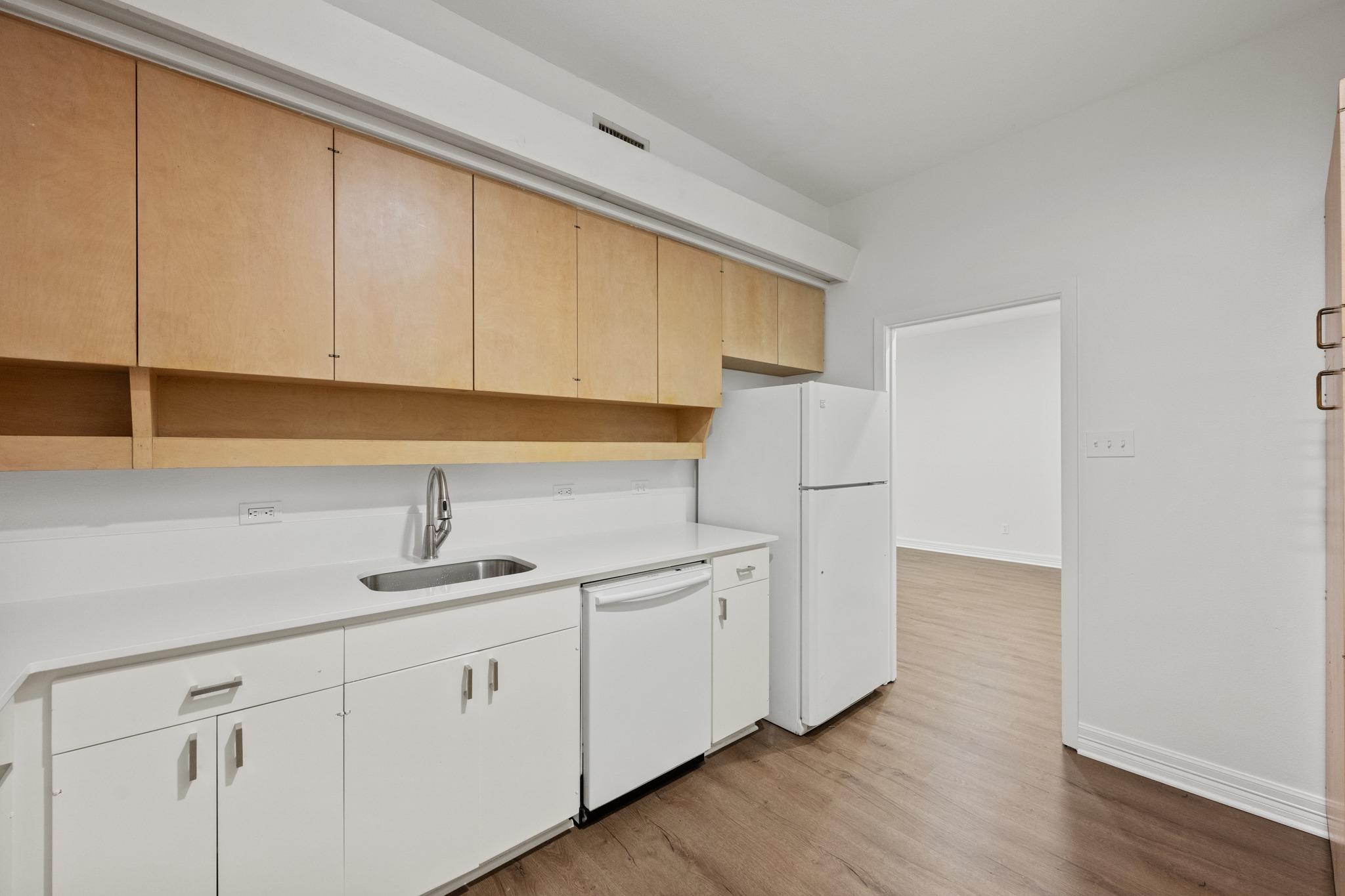 409 E 38th St #101 Property Photo 10