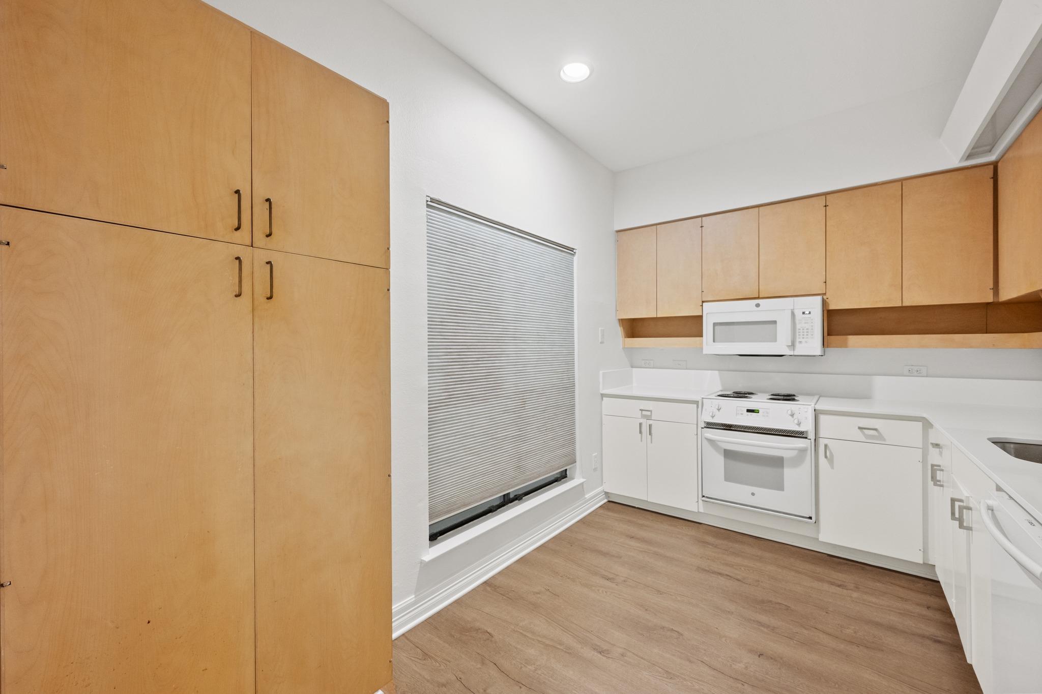 409 E 38th St #101 Property Photo 11