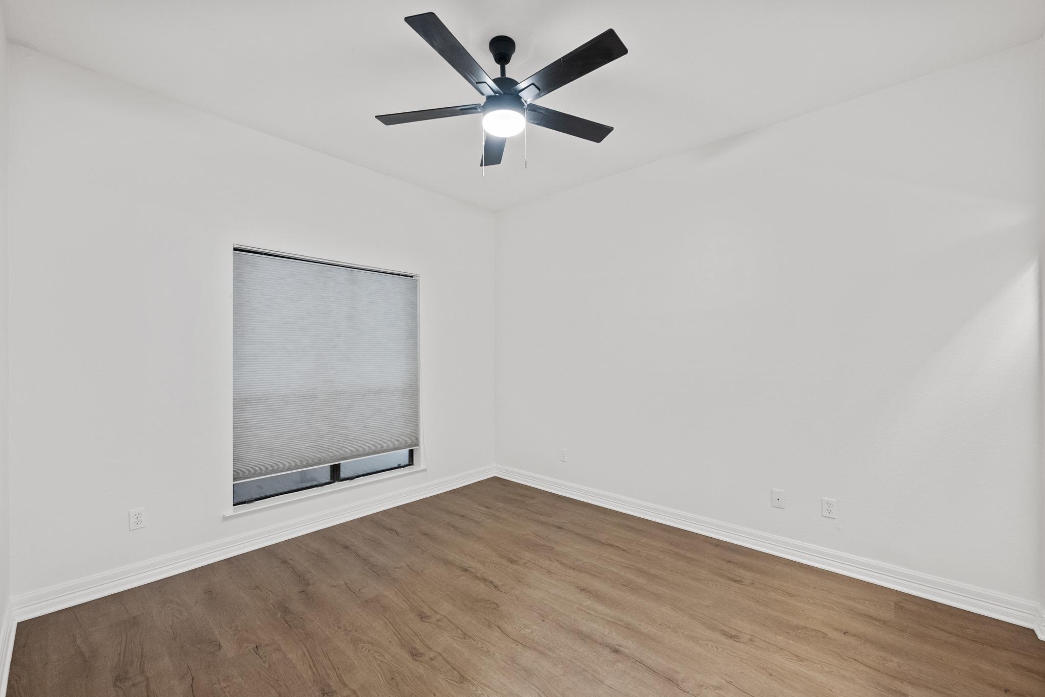409 E 38th St #101 Property Photo 17