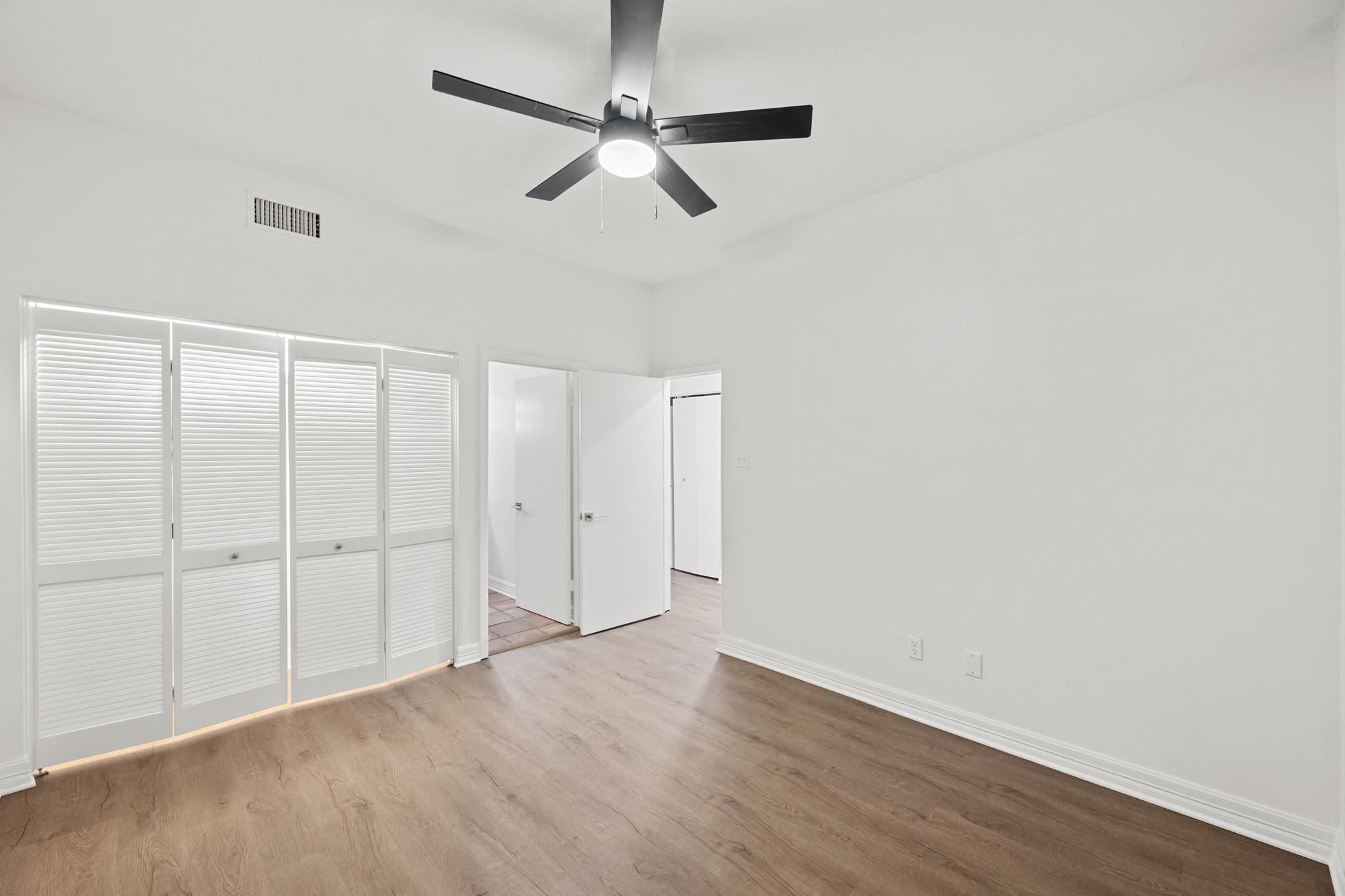 409 E 38th St #101 Property Photo 18