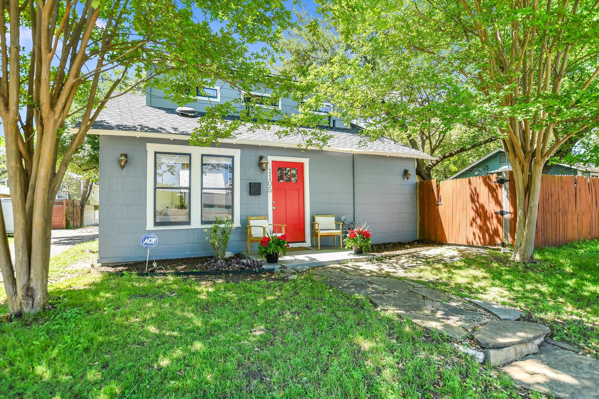 1105 W 43rd St Property Photo