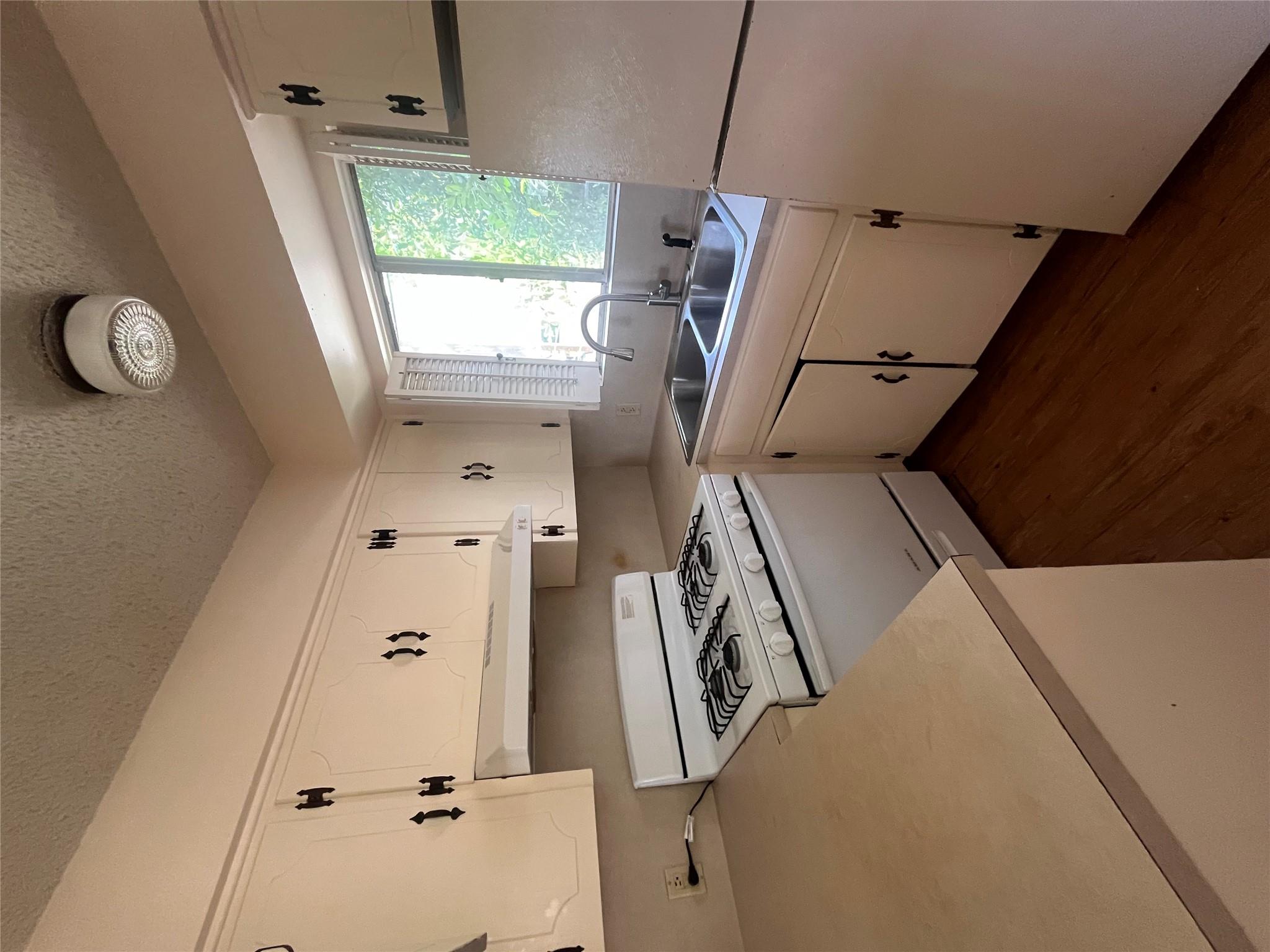 208 E 31st St #5 Property Photo 8