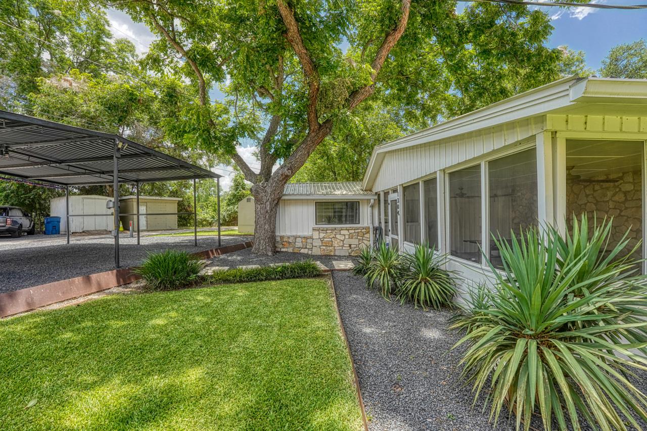 1304 S Lakeside Dr Property Photo 5