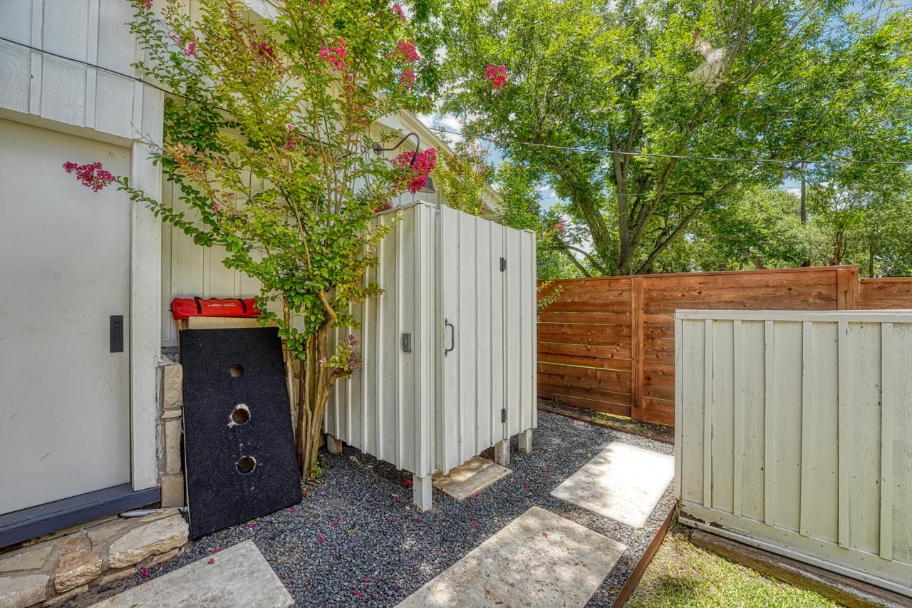 1304 S Lakeside Dr Property Photo 9