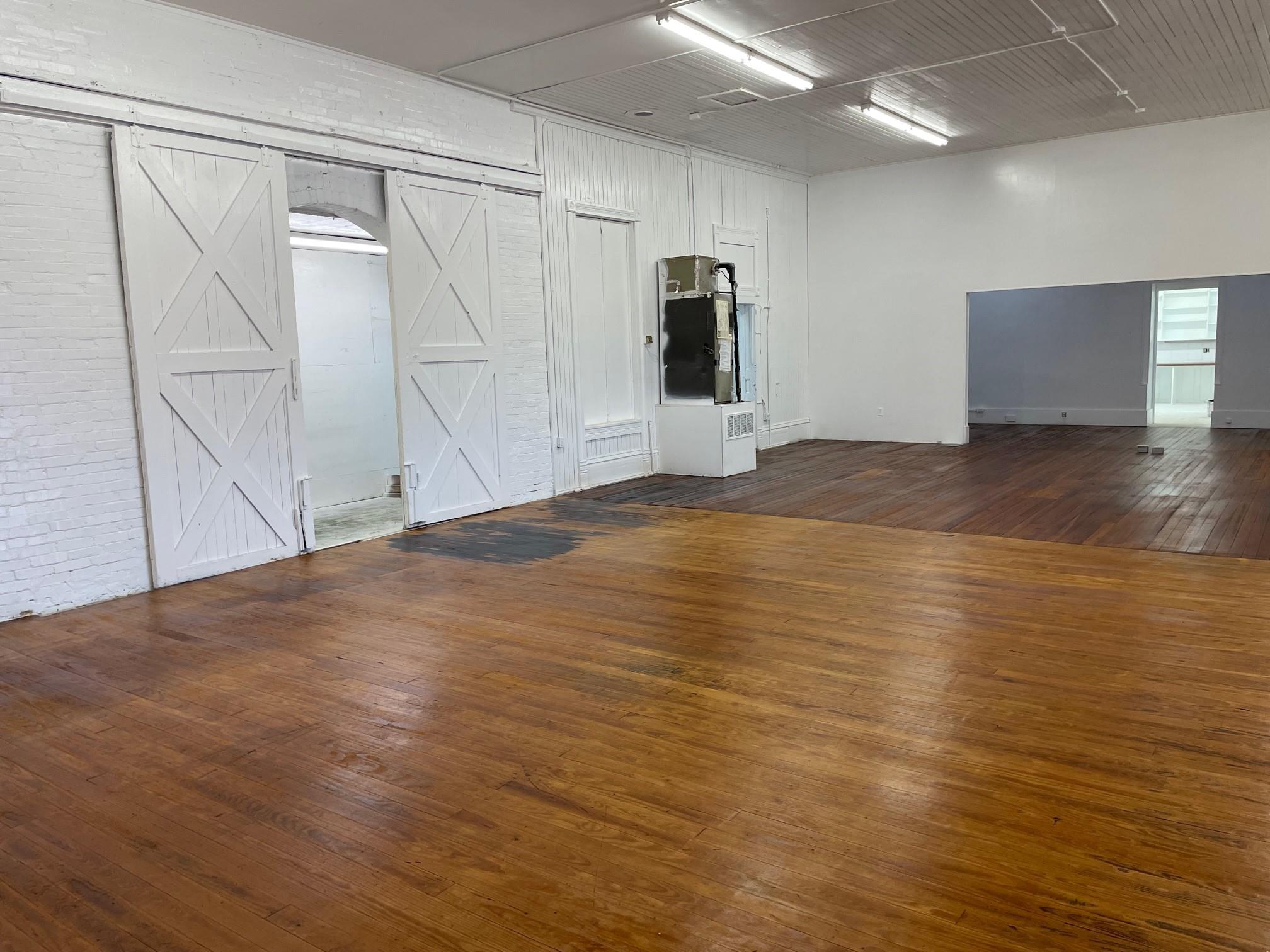 200 W New Braunfels St Property Photo 3