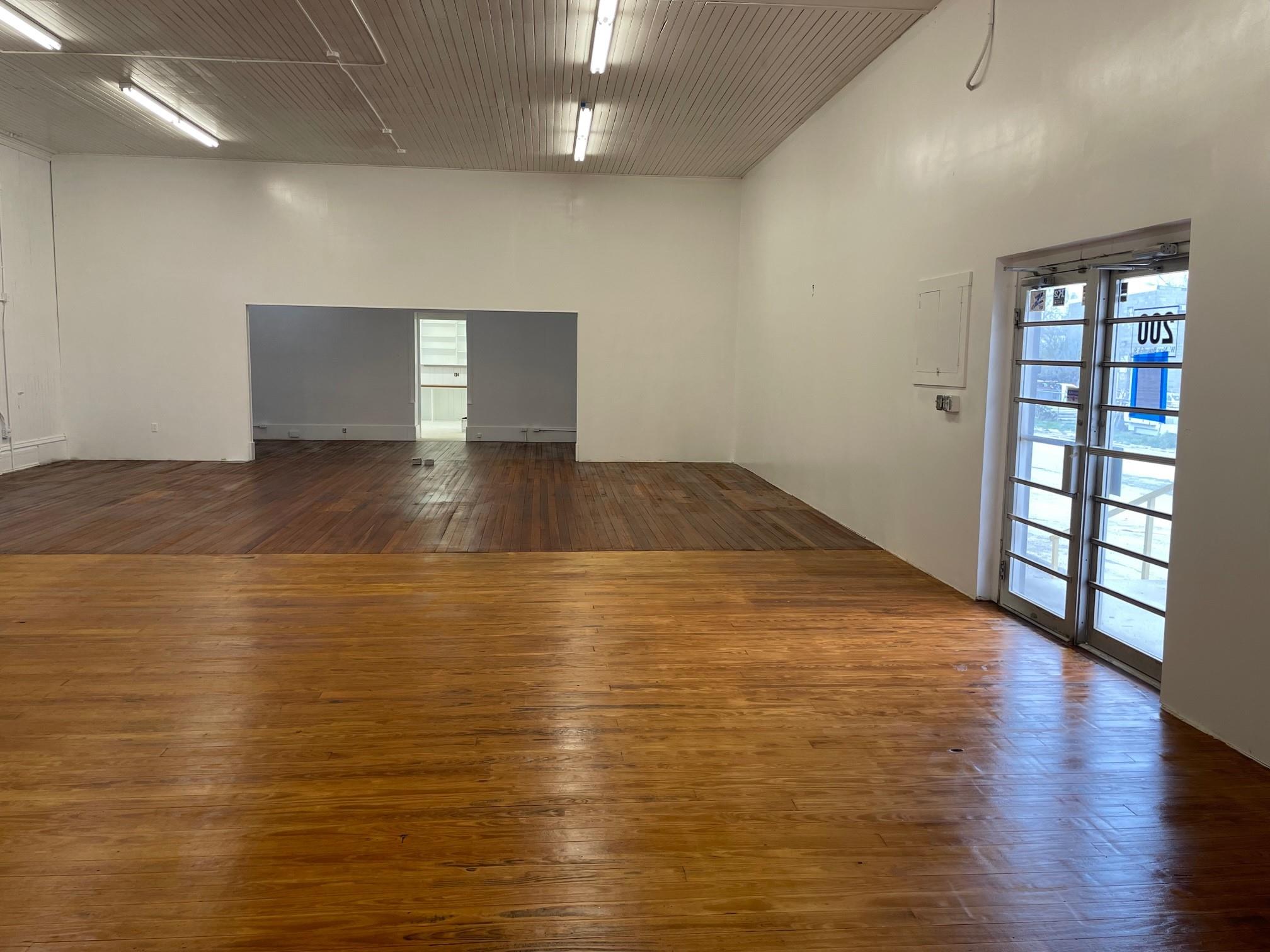 200 W New Braunfels St Property Photo 4