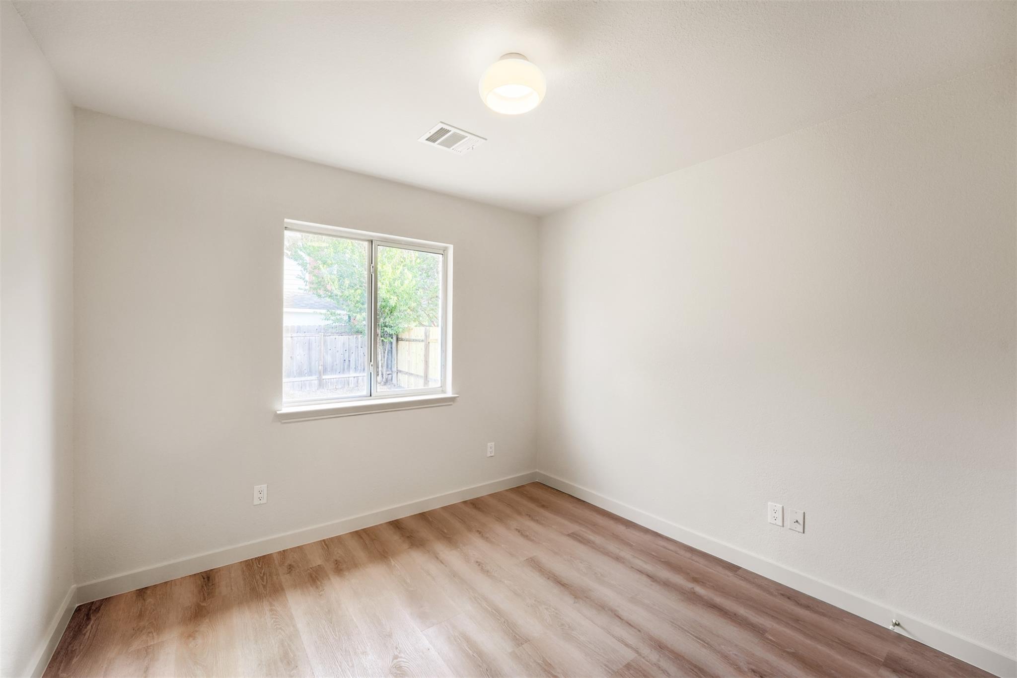 1012 N Railroad Ave Property Photo 10